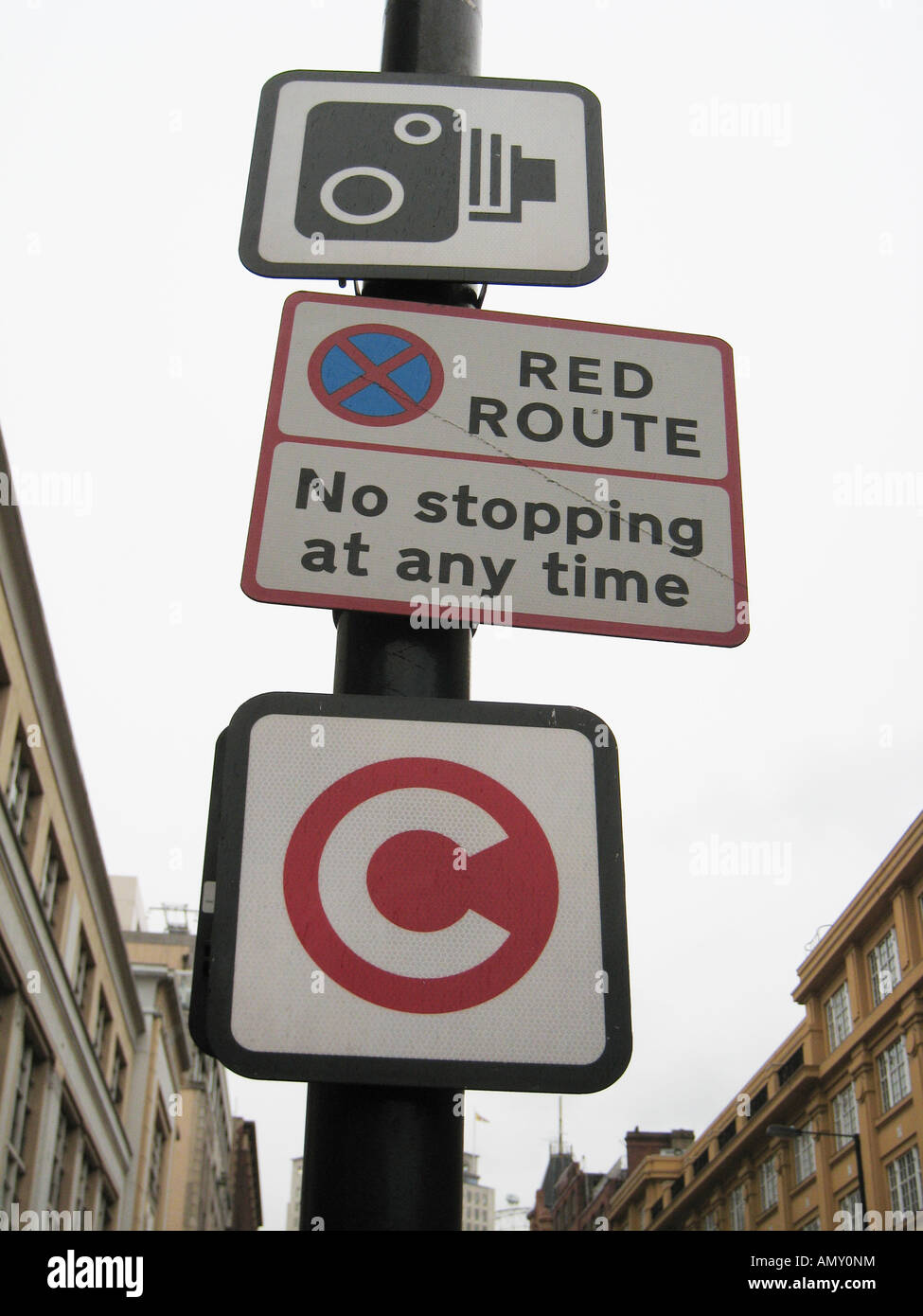 Mad traffico segnaletica stradale in Londra England Regno Unito Foto stock  - Alamy