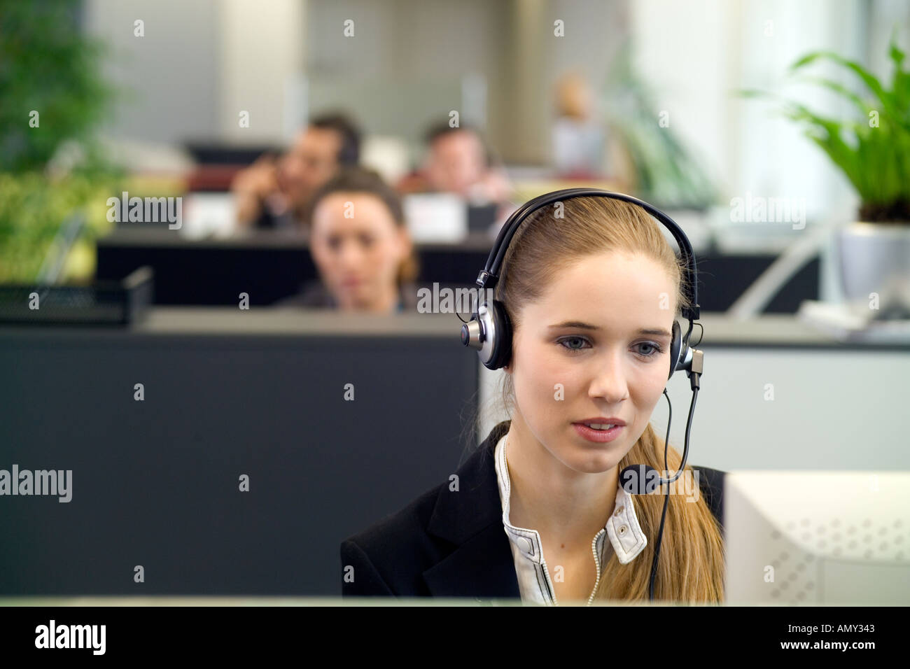 Le persone che lavorano in un call center Foto Stock