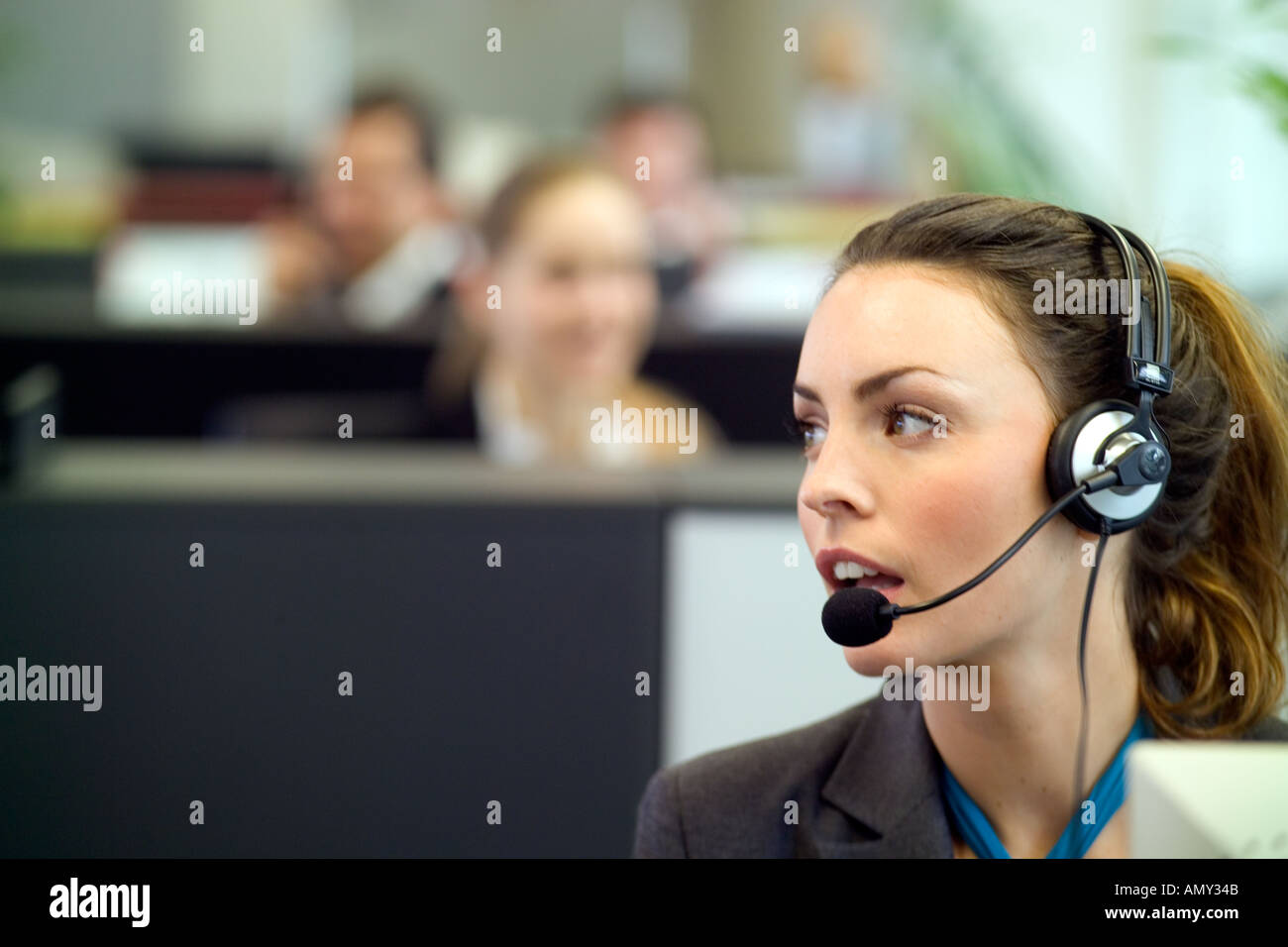 Le persone che lavorano in un call center Foto Stock