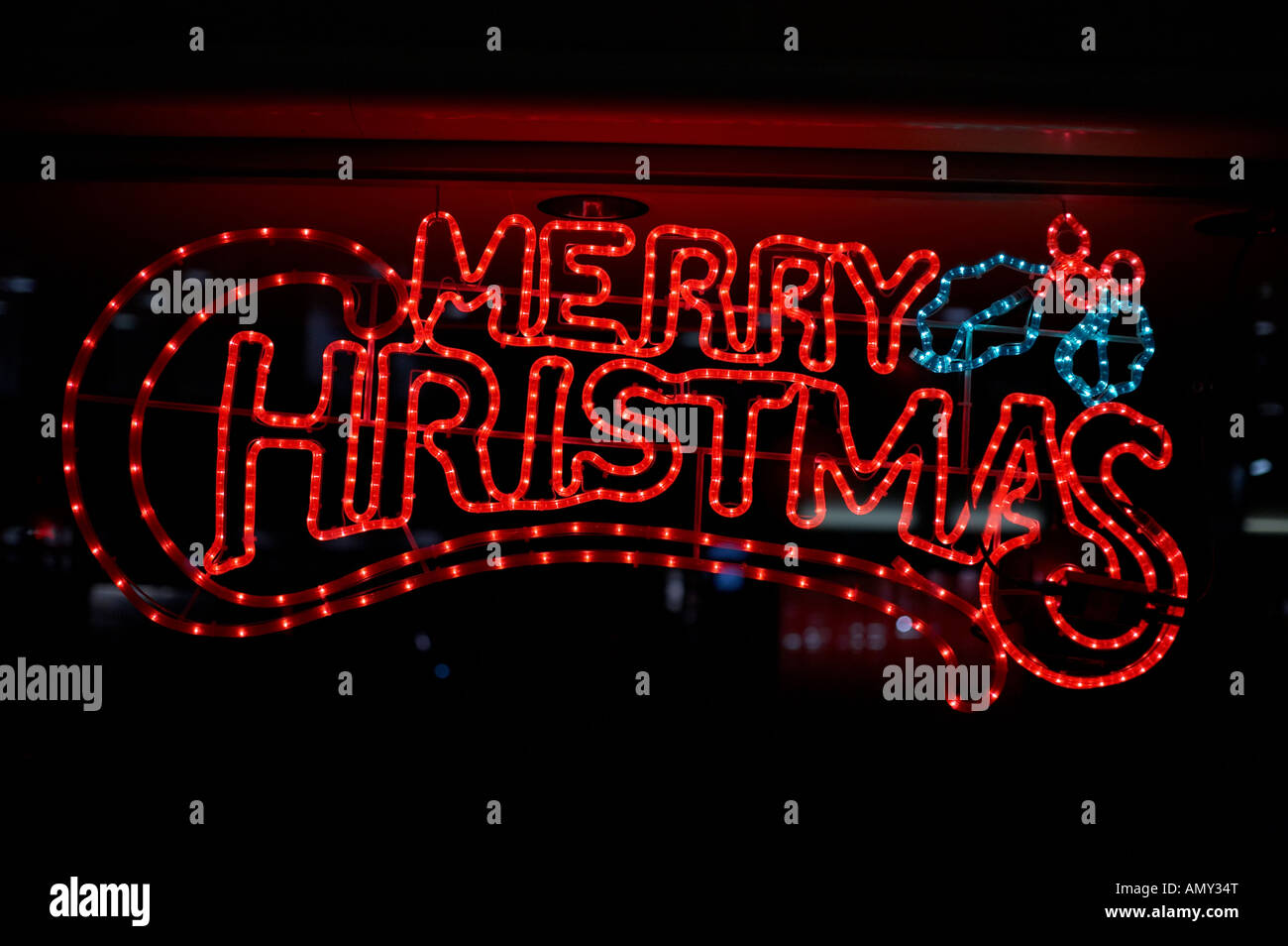 Il Neon Merry Christmas segno nella finestra del negozio Londra Inghilterra REGNO UNITO Foto Stock