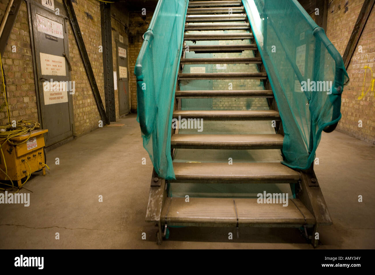 Scale vuote all'interno di edificio industriale, Londra, Inghilterra Foto Stock