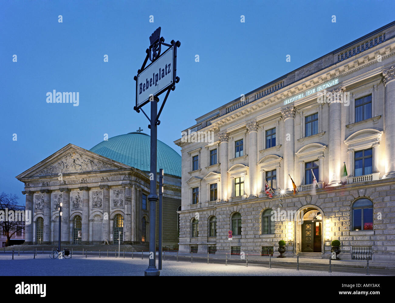 Facciata dell'hotel e della chiesa di santa Edvige la cattedrale, Hotel de Roma, Bebelplatz, Berlino, Germania Foto Stock