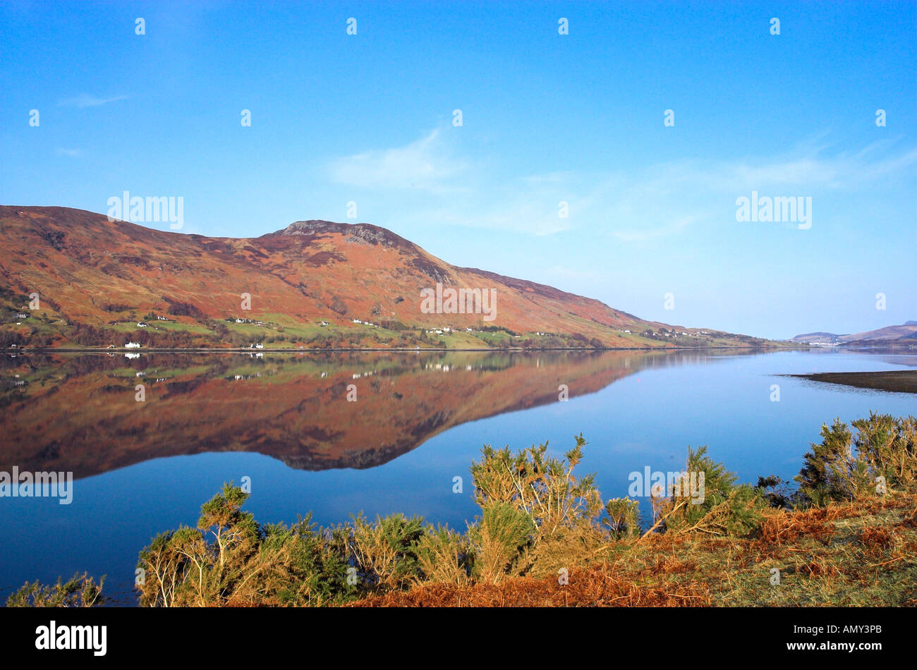Riflessioni sul Loch Ginestra nr Ullapool Highland Foto Stock