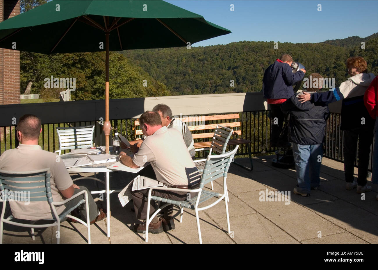 Gli studenti che studiano intorno a Table mentre i turisti apprezzano il panorama all'Hawks Nest State Park in West Virginia, Stati Uniti. Foto Stock