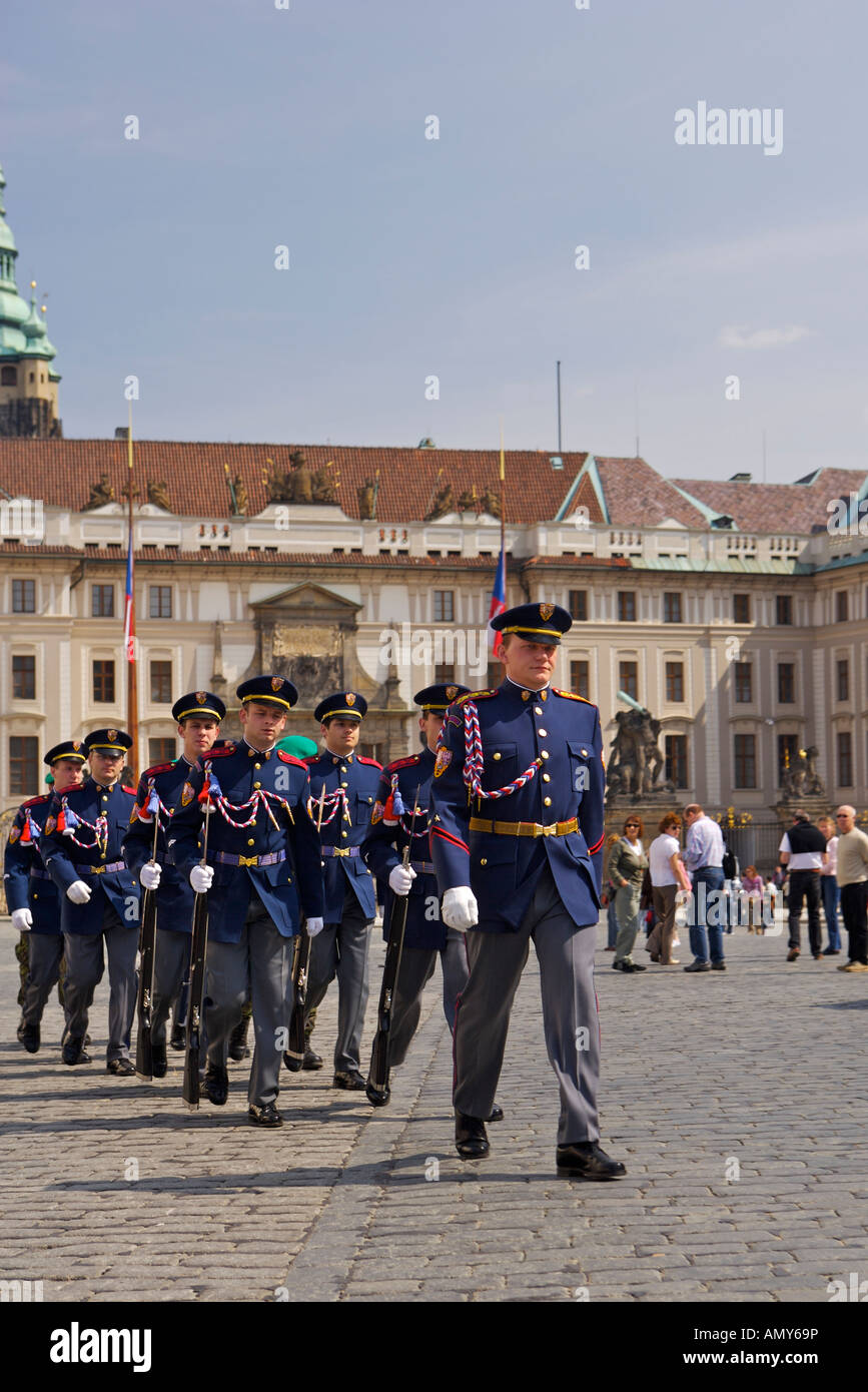 Una processione di guardie all'entrata per il Castello di Praga Repubblica Ceca, l'Europa. Foto Stock