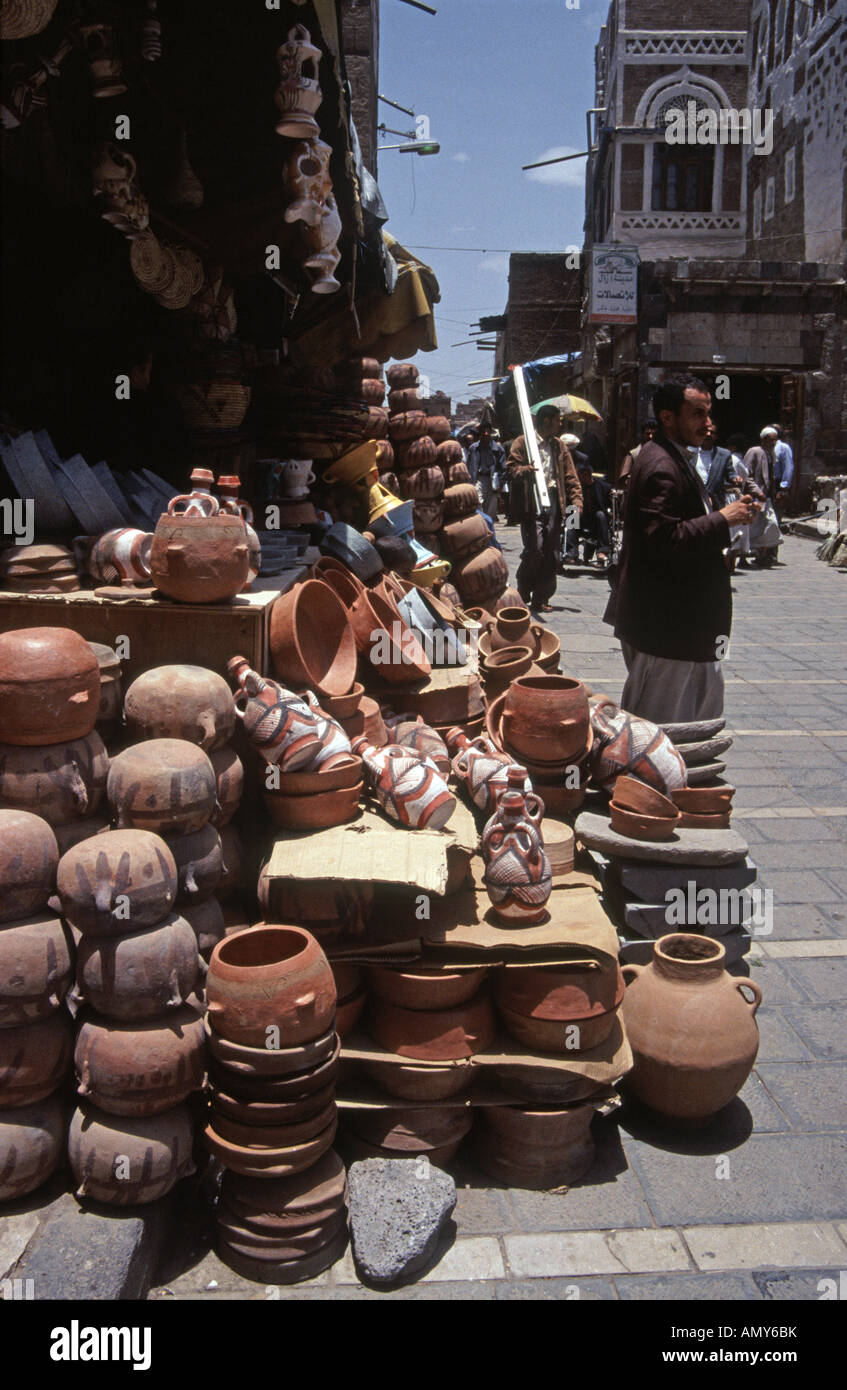 Vecchio negozio di pentola di cucina nel mercato di Sana'a, il Souq al Milh, Yemen Foto Stock