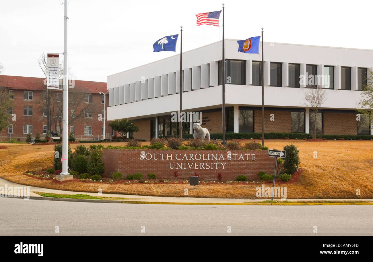 Esterno della South Carolina State University con cartello e statua del Bulldog, Orangeburg, USA. Foto Stock