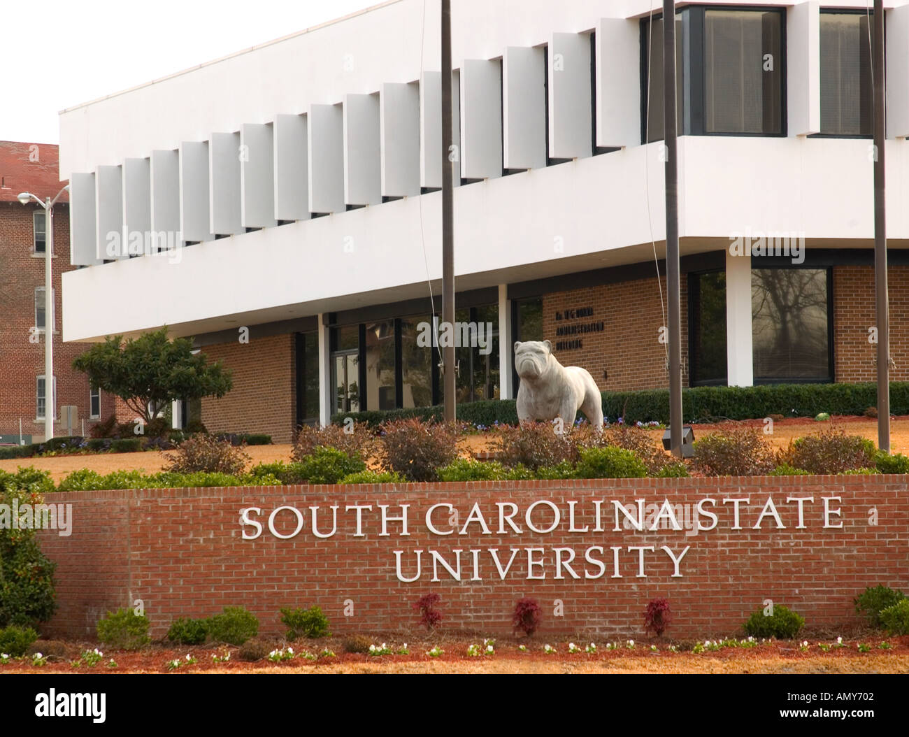 Esterno della South Carolina State University con statua del Bulldog a Orangeburg, Stati Uniti Foto Stock