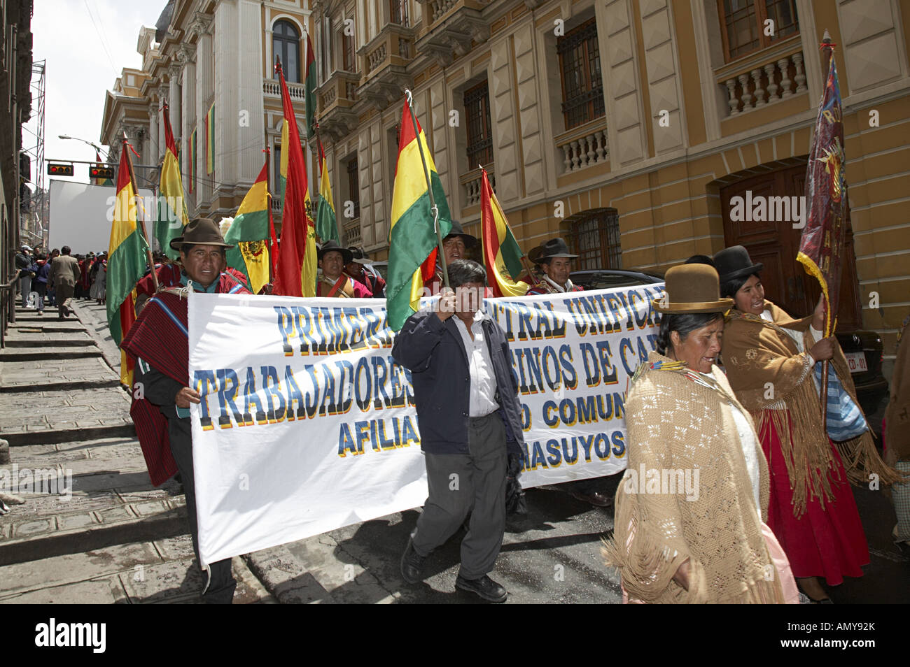 I sostenitori del Presidente Evo Morales in Bolivia marzo a Plaza Murillo a La Paz per celebrare la nuova costituzione. Foto Stock