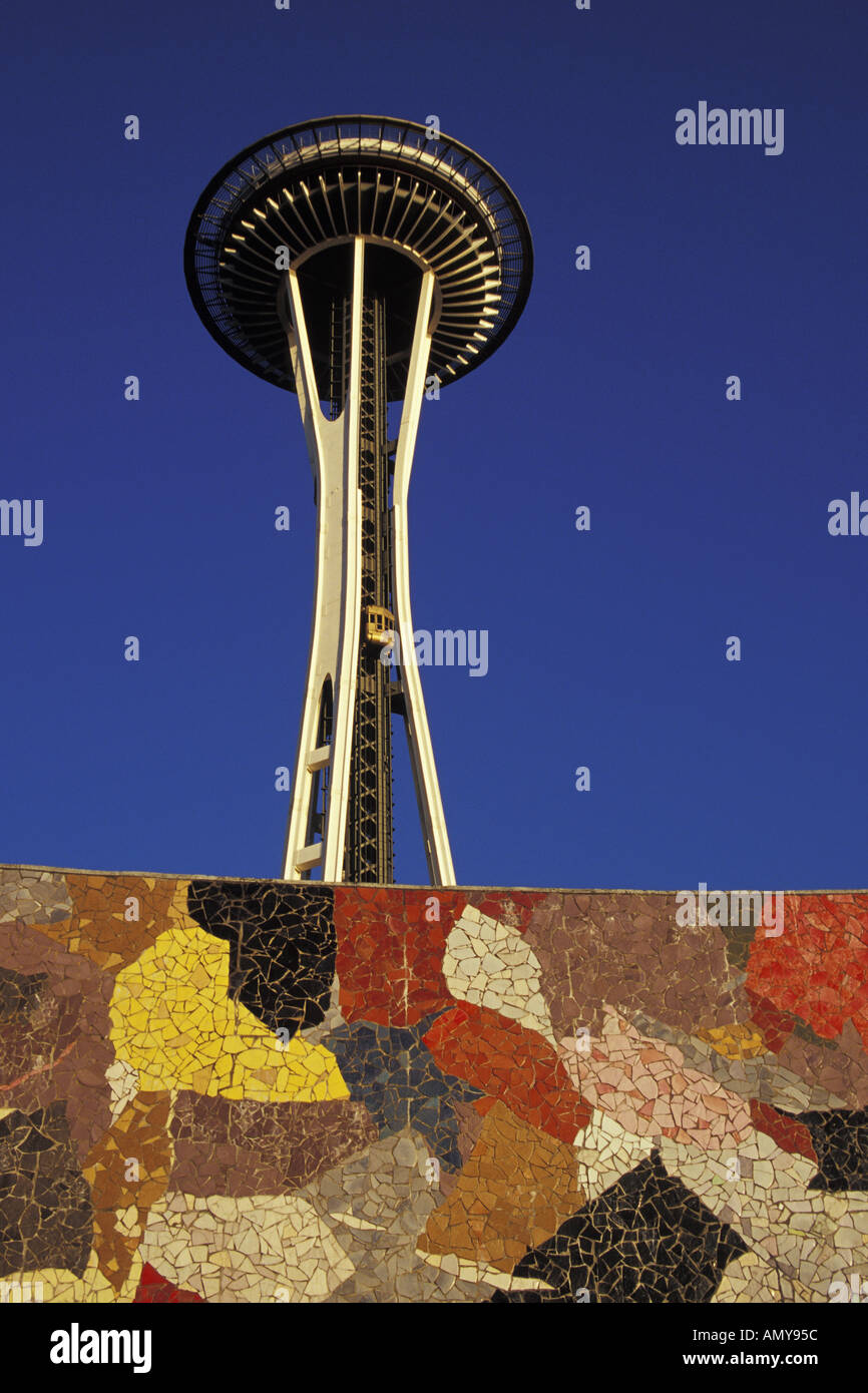Seattle Space Needle e colorato mosaico di piastrelle di parete murale anfiteatro centro di Seattle Seattle Washington Foto Stock