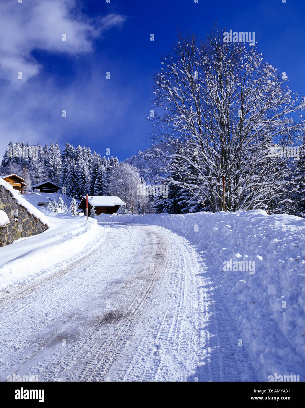 Strada innevata Villars sur Ollon Svizzera Europa Foto Stock
