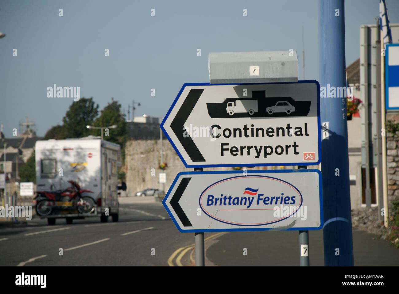 Holiday motorhome veicolo transitante Continental Ferryport e Brittany Ferries segnaletica Foto Stock