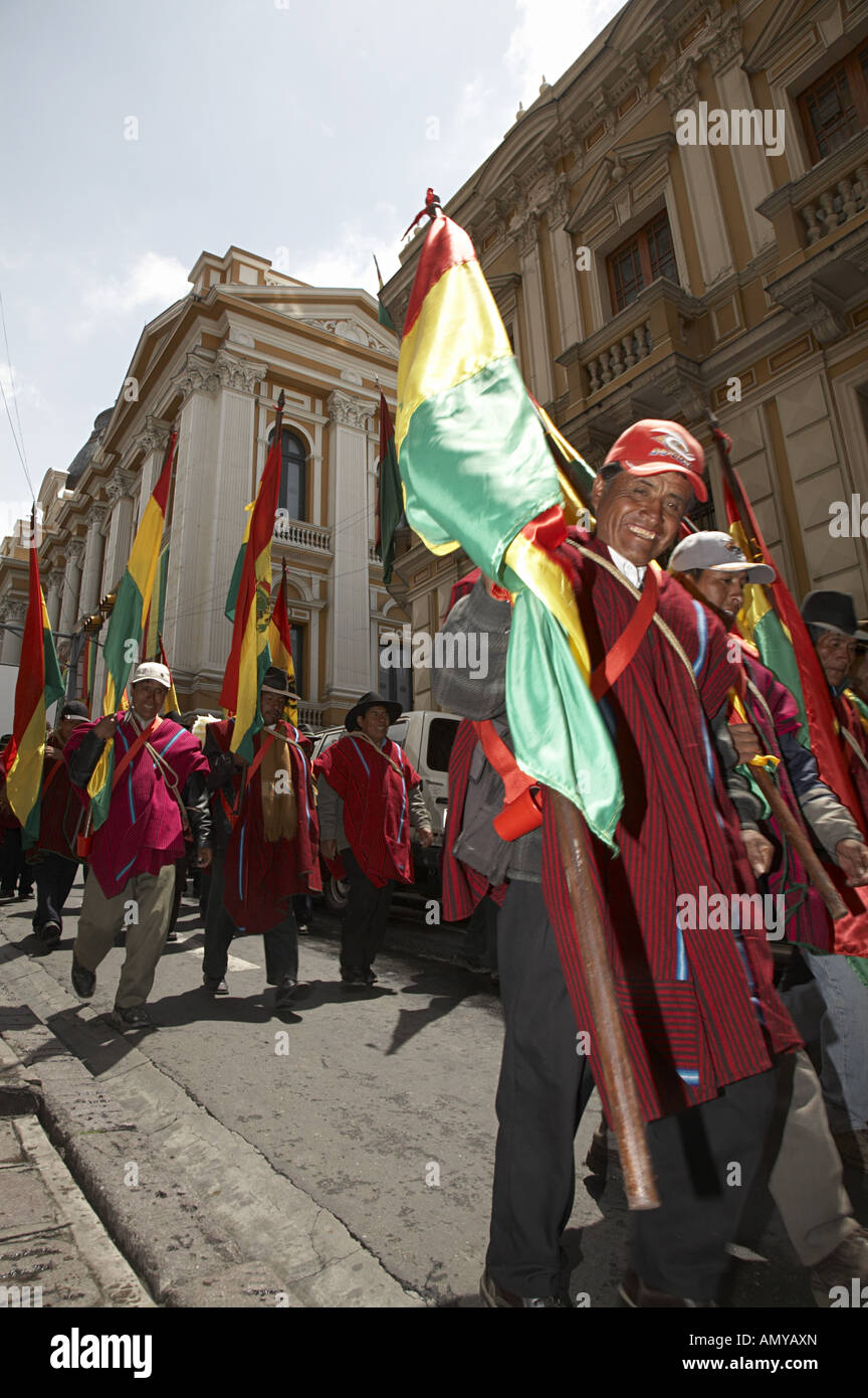 I sostenitori del Presidente Evo Morales in Bolivia marzo a Plaza Murillo a La Paz per celebrare la nuova costituzione. Foto Stock