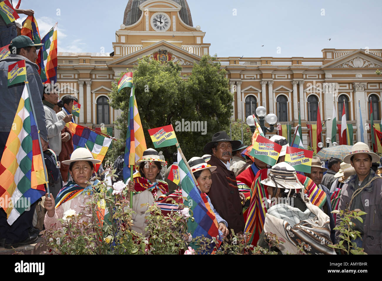 I sostenitori del Presidente Evo Morales in Bolivia marzo a Plaza Murillo a La Paz per celebrare la nuova costituzione. Foto Stock