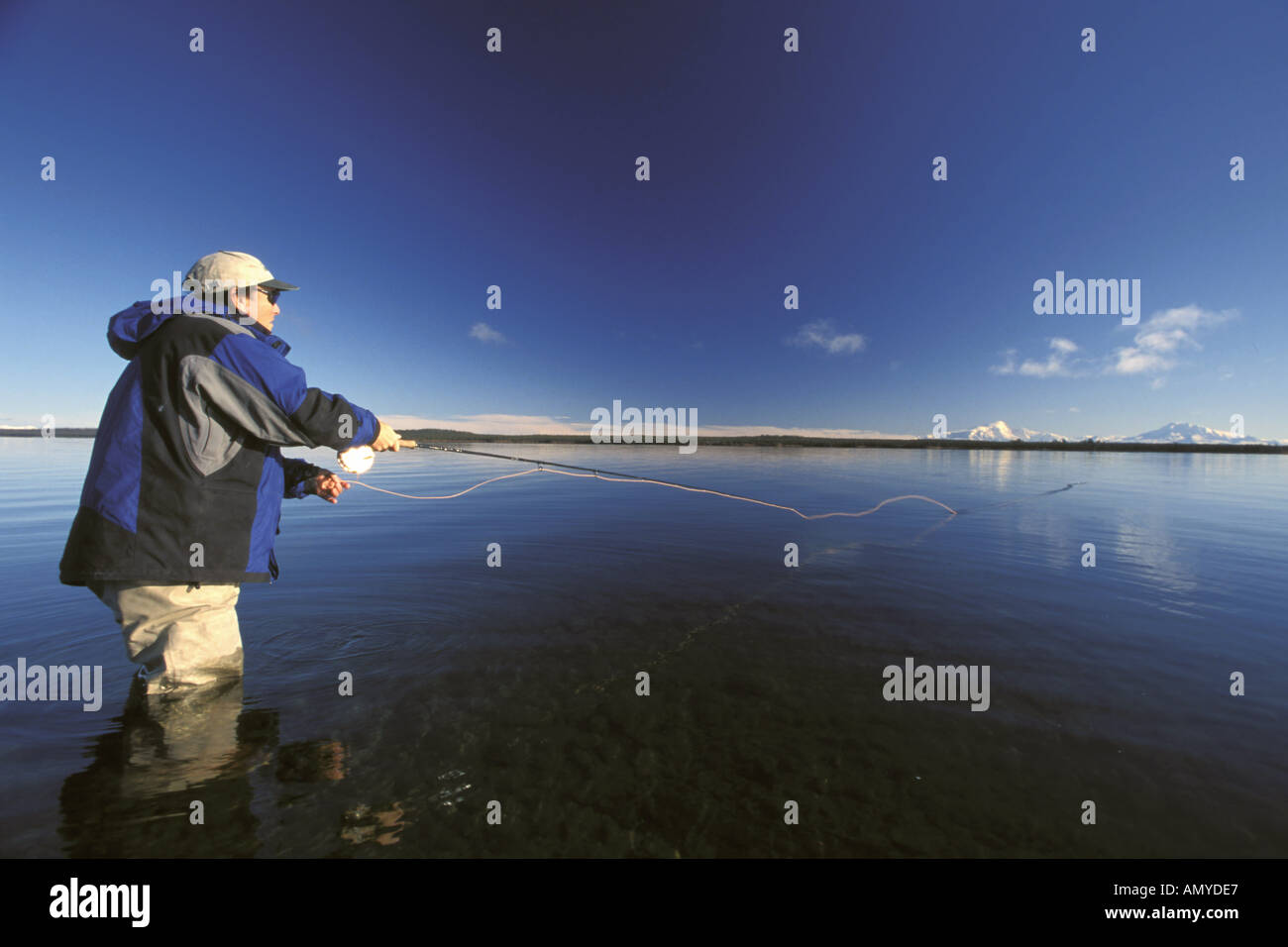 Flyfisherman sul fiume di rame w Mt Drum SC AK caduta Foto Stock