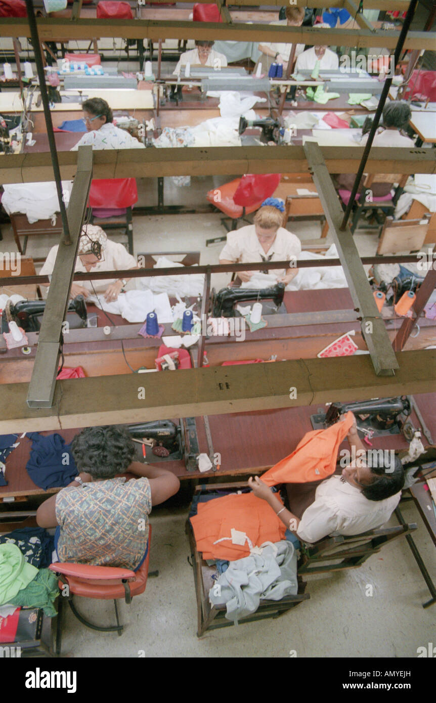 Vista delle donne che lavorano in fabbrica vestiti a l'Avana, Cuba. Foto Stock