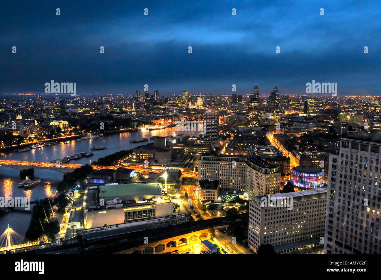 Londra e il Tamigi guardando oltre verso St Pauls e la città di notte Foto Stock