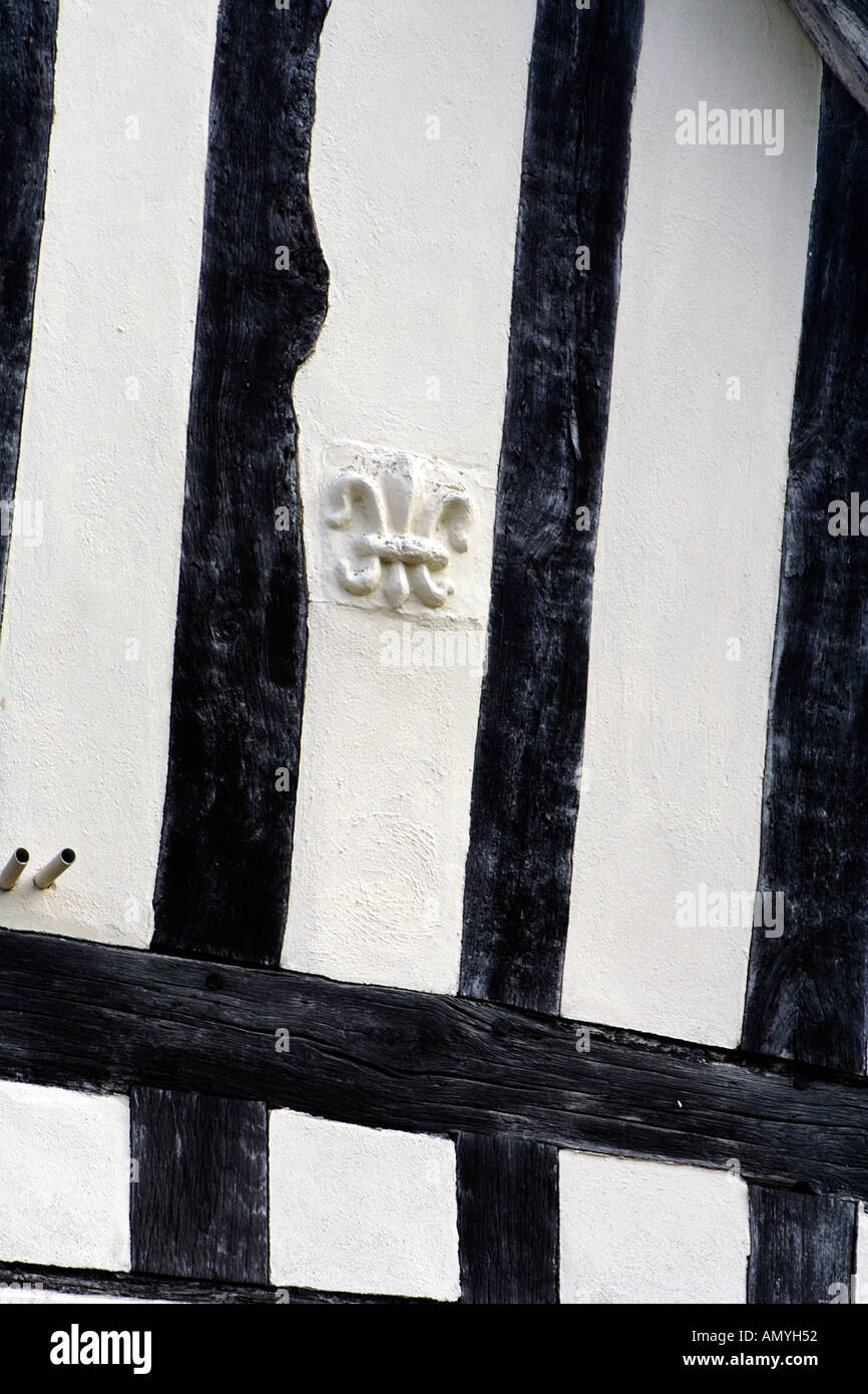 La struttura di legno facciata con Fleur de Lys il simbolo a Lavenham Suffolk East Anglia UK Foto Stock