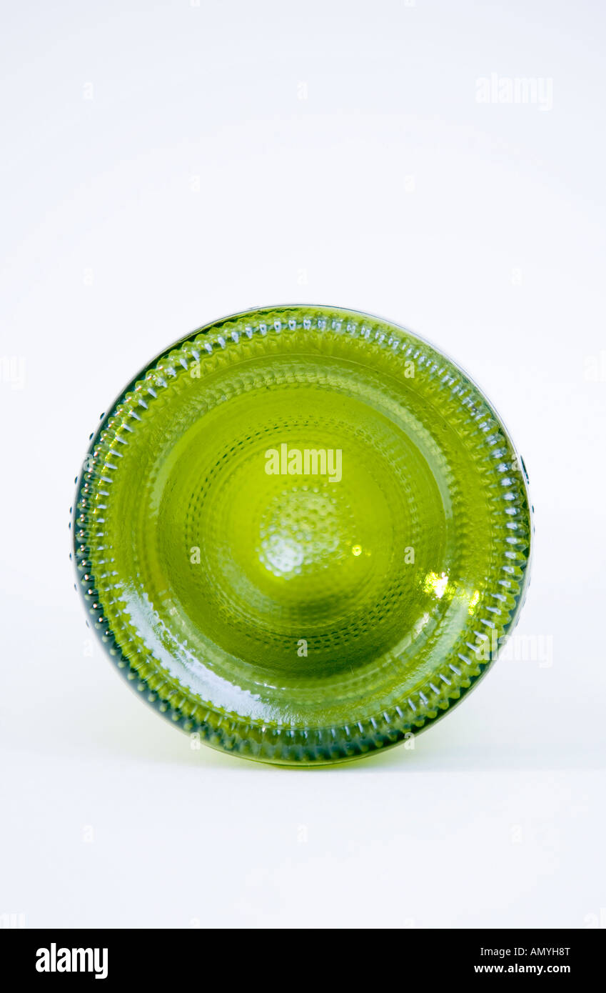 Un verde bottiglia lavata e pronta per essere riciclata Foto Stock