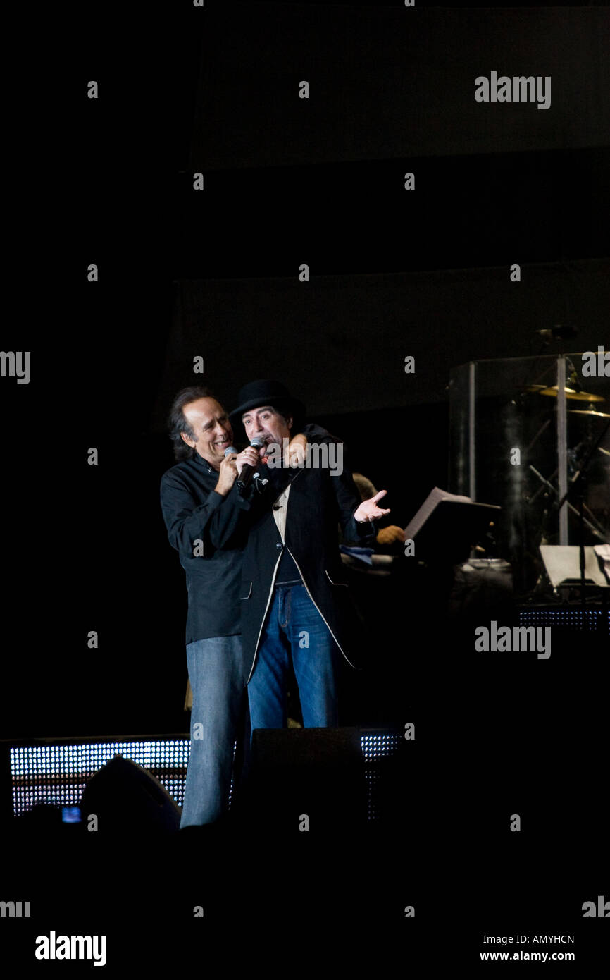 Senior cantanti spagnolo Joan Manuel Serrat e Joaquin Sabina in un concerto a Buenos Aires. Foto Stock