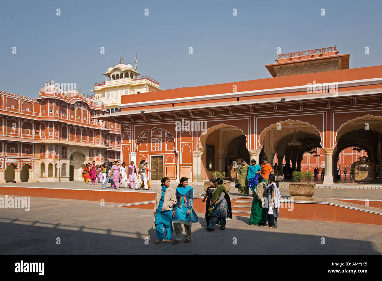 Indian visitatori presso il Maharaja City Palace di Jaipur India Rajasthan Foto Stock