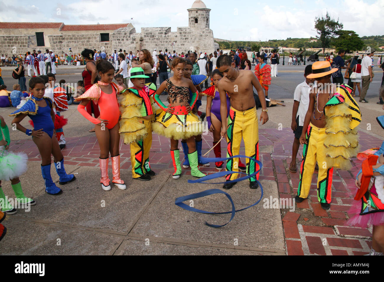 Giovani in costumi di carnevale a l'Avana, Cuba Foto stock - Alamy