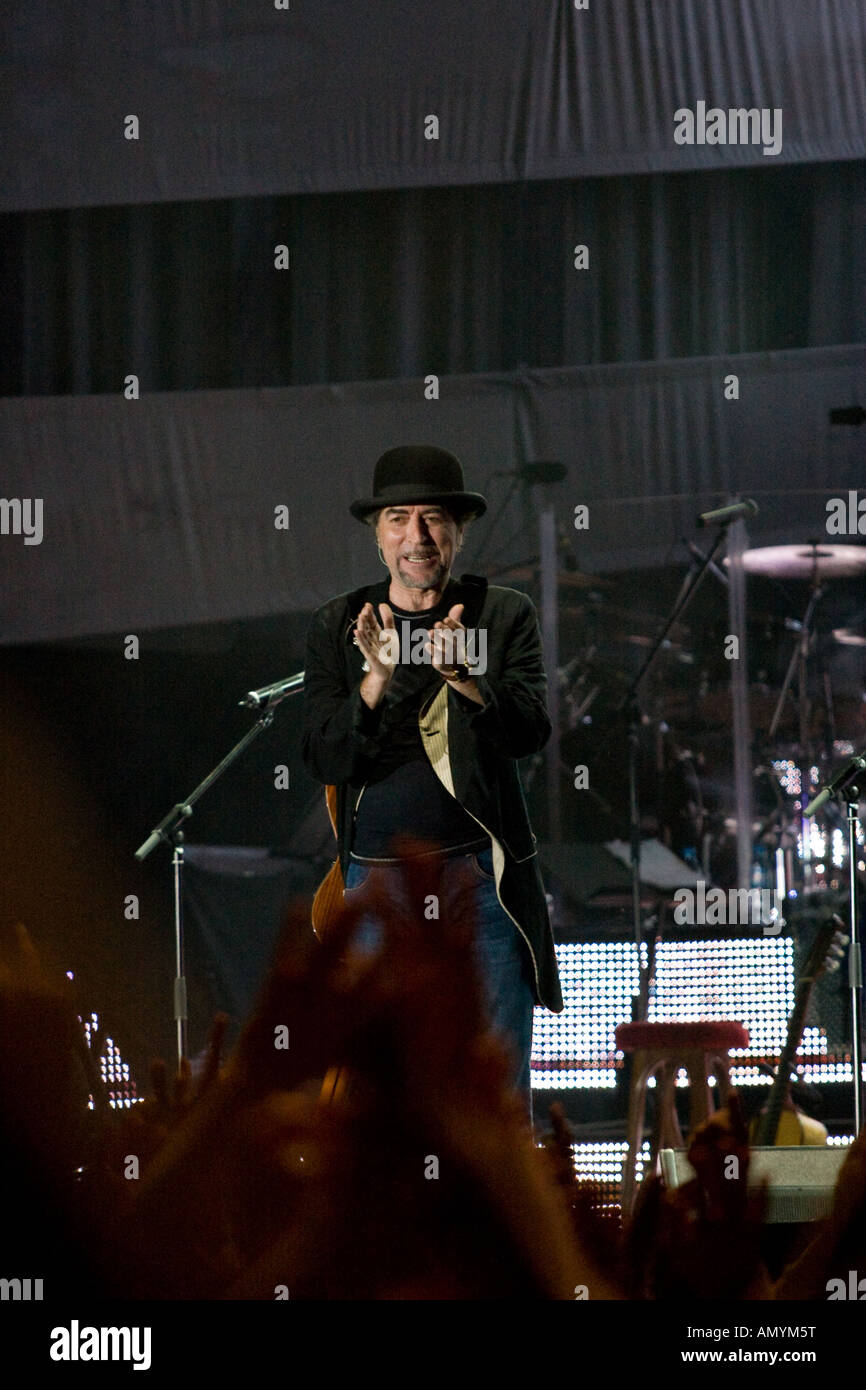 Il veterano spagnolo cantante Joaquin Sabina applaudire il pubblico in un concerto in Boca Juniors stadium, Buenos Aires, Argentina Foto Stock