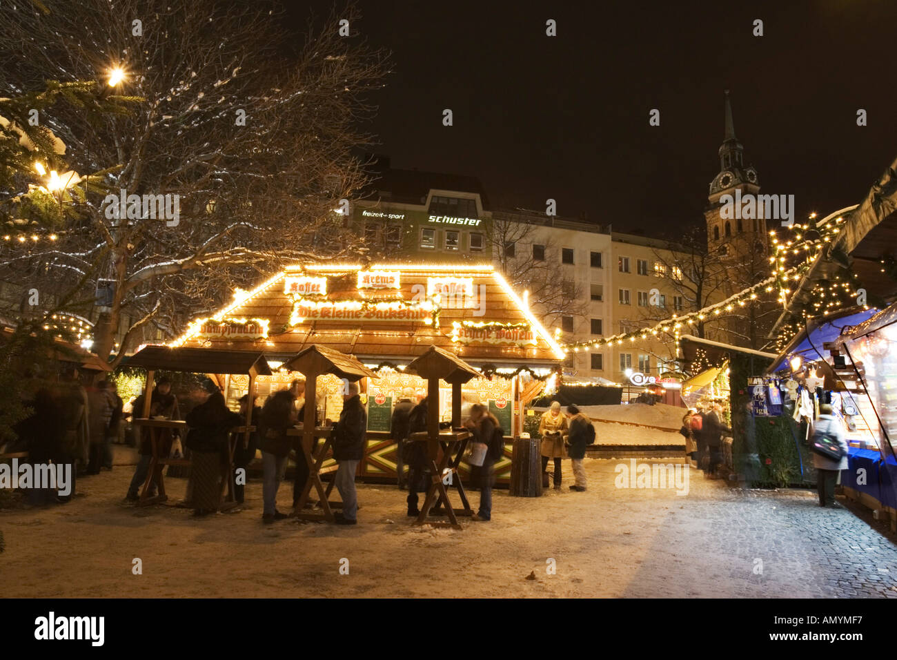 Il mercatino di Natale sulla Rindermarket Monaco di Baviera con la vecchia chiesa di Pietro Baviera Germania Foto Stock