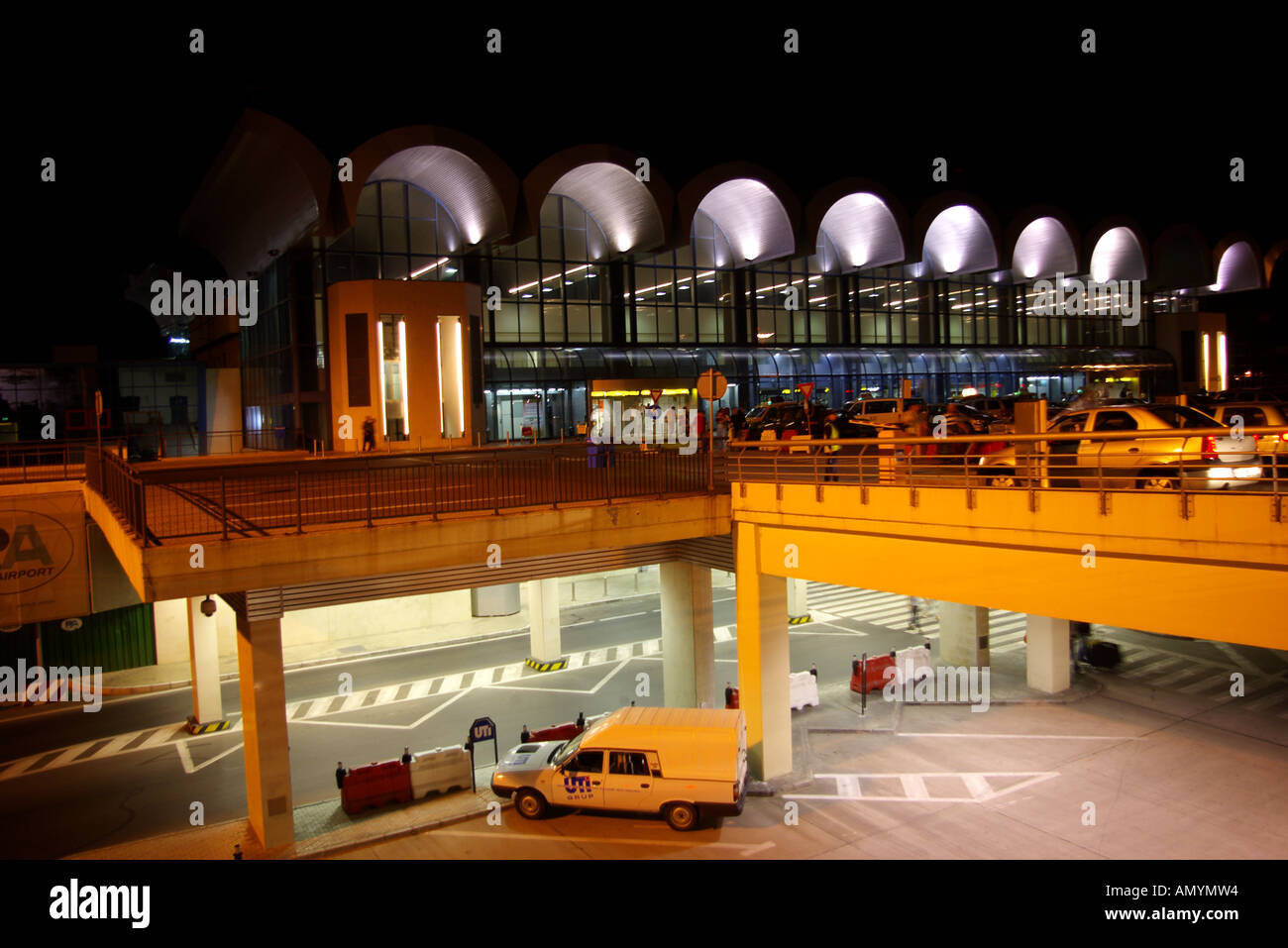 Aeroporto internazionale di Bucarest edificio in Romania di notte Foto Stock