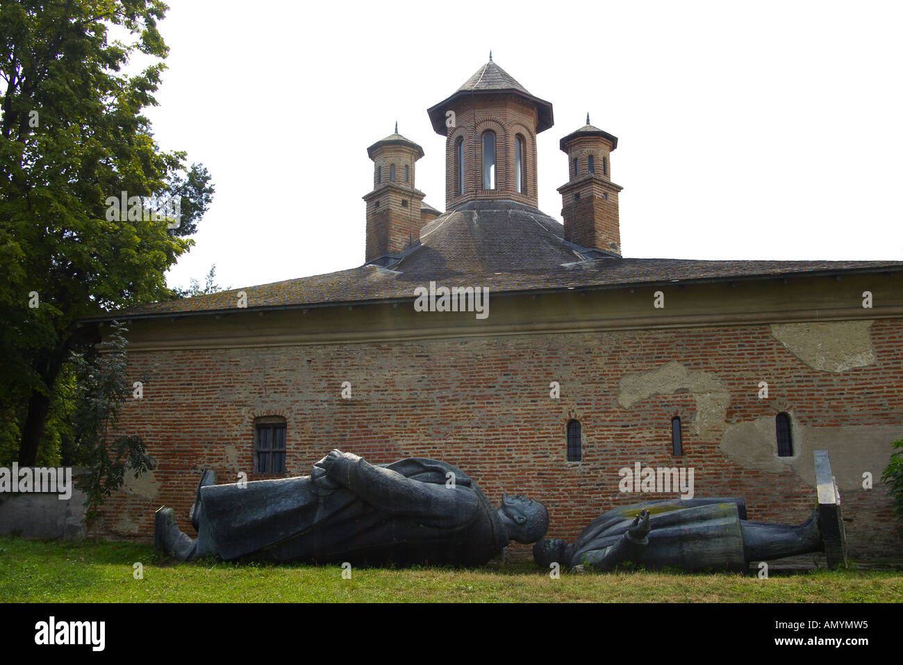 Simbolo del comunismo di Lenin statue in un non religiosa castello Valacchia in Romania Foto Stock