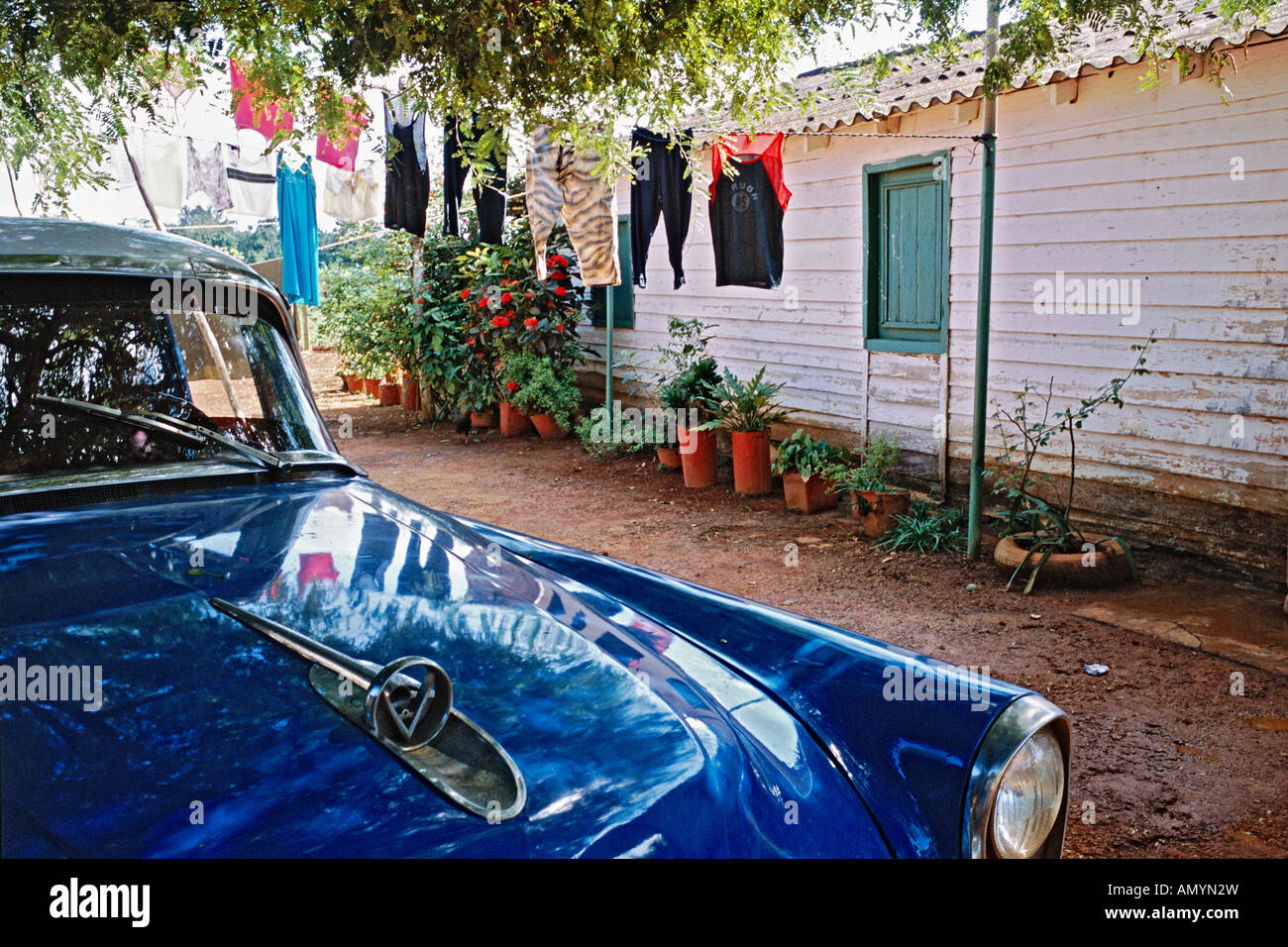 Blue vintage American automobile parcheggiata accanto a un casale in Guira de Melena provincia di La Habana Cuba Foto Stock