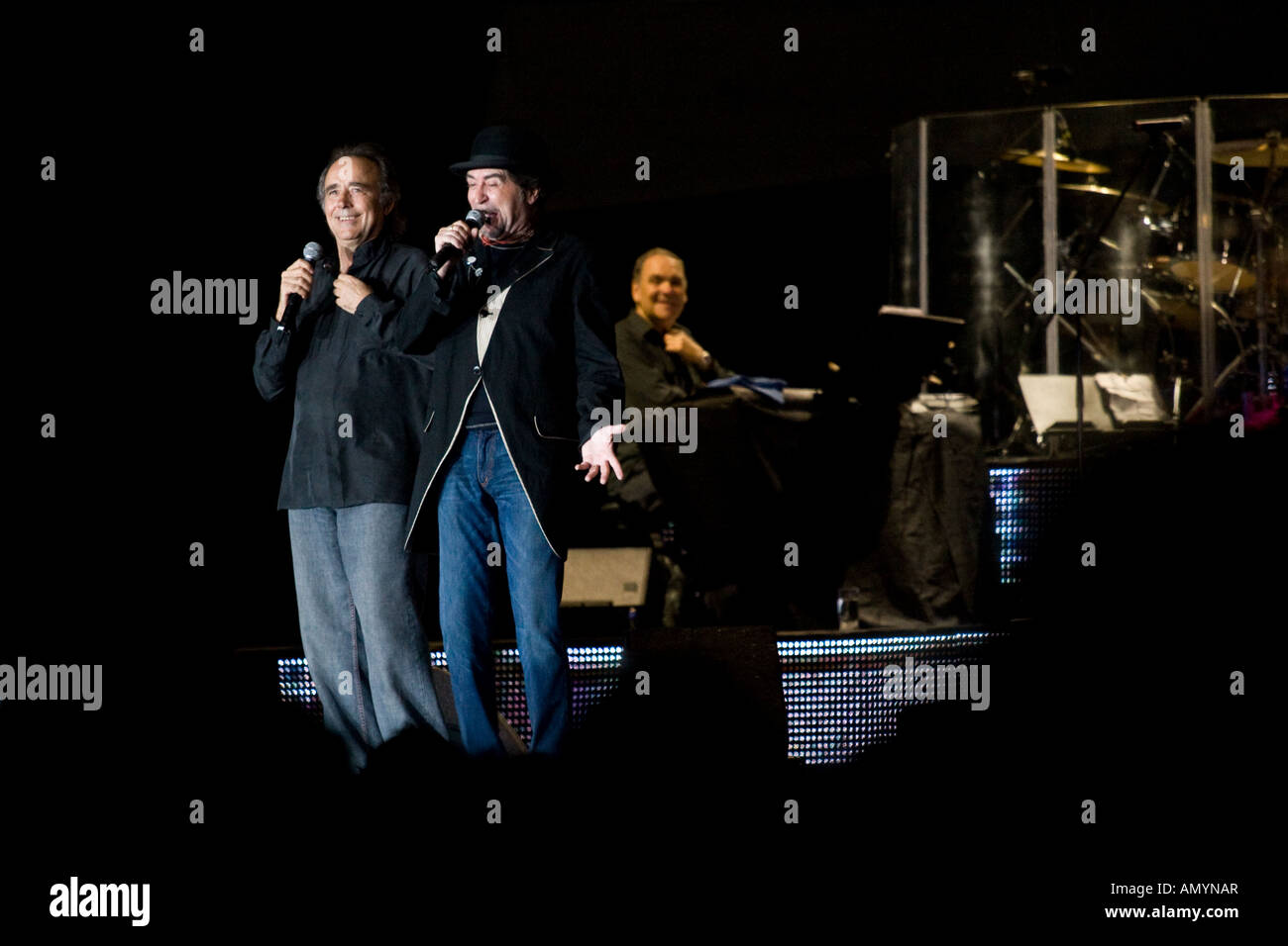 Senior cantanti spagnolo Joan Manuel Serrat e Joaquin Sabina in un concerto a Buenos Aires, Argentina in Boca Juniors Stadium Foto Stock