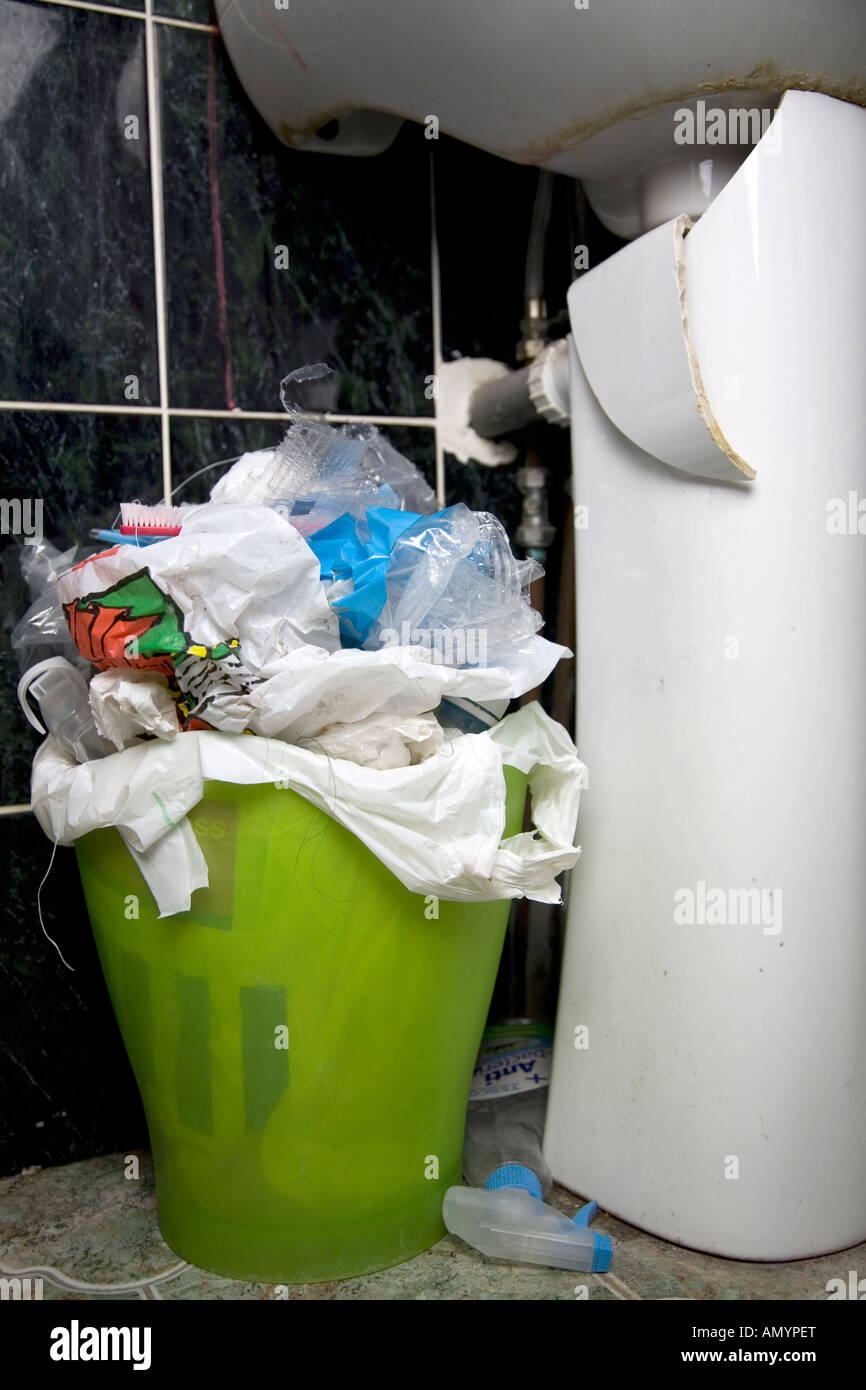 Un cassonetto traboccante di spazzatura in un bagno Foto stock - Alamy