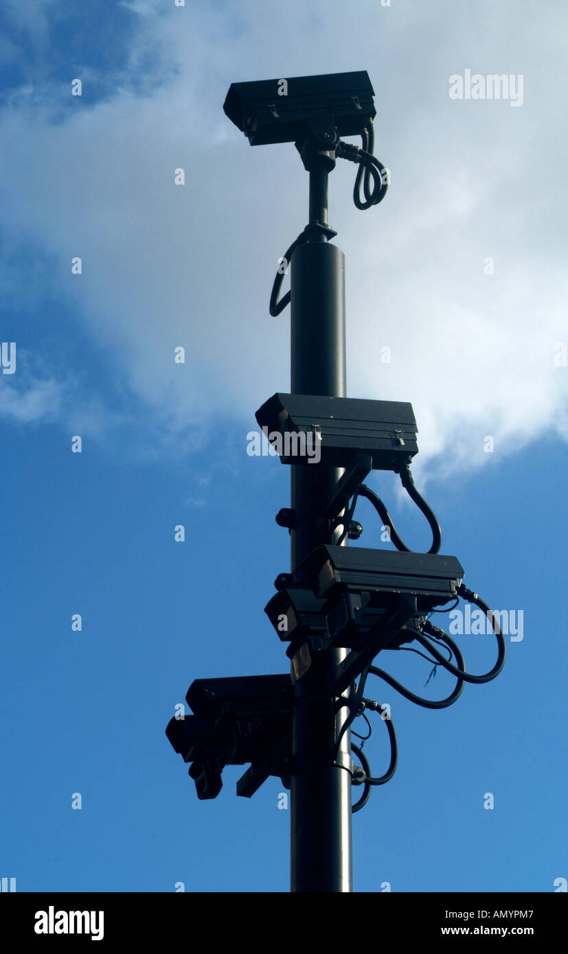 Per il controllo del traffico aereo e le telecamere di sorveglianza sulla  parte superiore di un montante del traffico Foto stock - Alamy