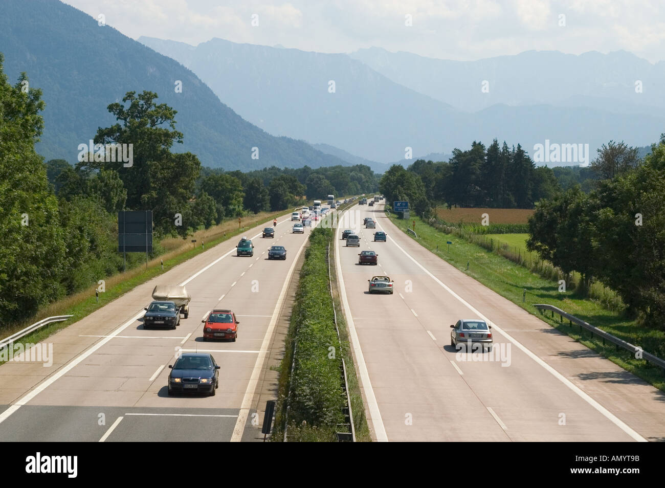 Autostrada con il traffico nella valle dell'Inn vicino a Neubeuern Baviera superiore Foto Stock