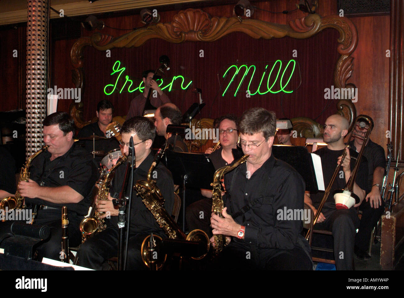 Stati Uniti d'America, Illinois, Chicago, Alan Gresik Swing Shift Orchestra suona al Green Mill jazz bar. Foto Stock