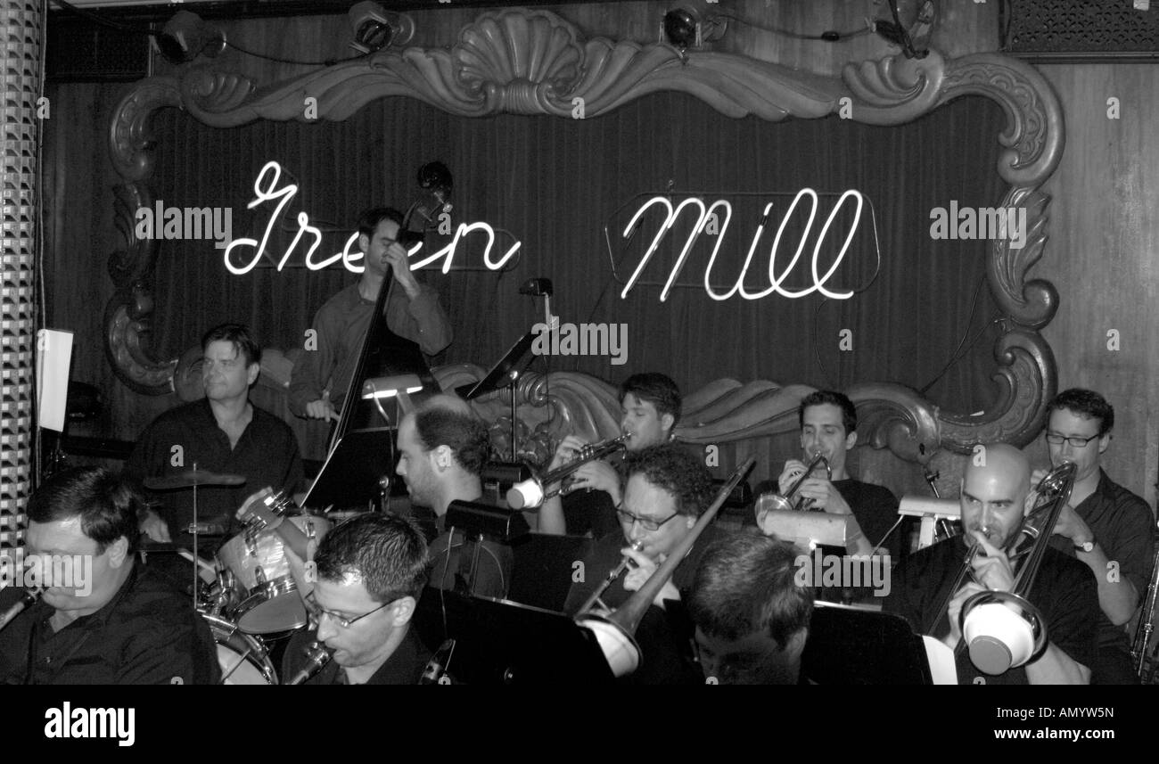 Stati Uniti d'America, Illinois, Chicago, Alan Gresik Swing Shift Orchestra suona al Green Mill jazz bar. Foto Stock