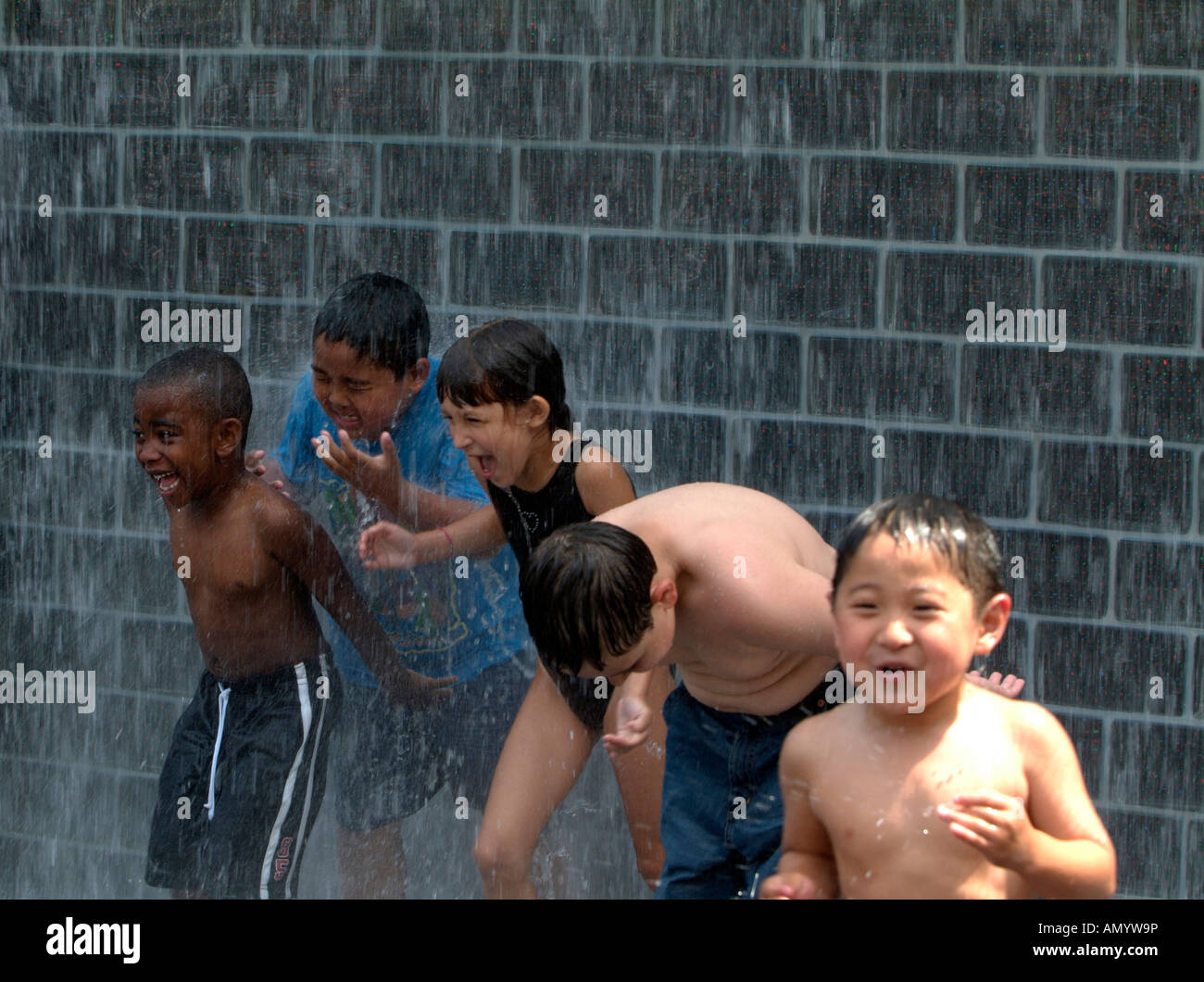 Stati Uniti d'America, Illinois, Chicago, bambini che giocano nella Millenium Park. Foto Stock