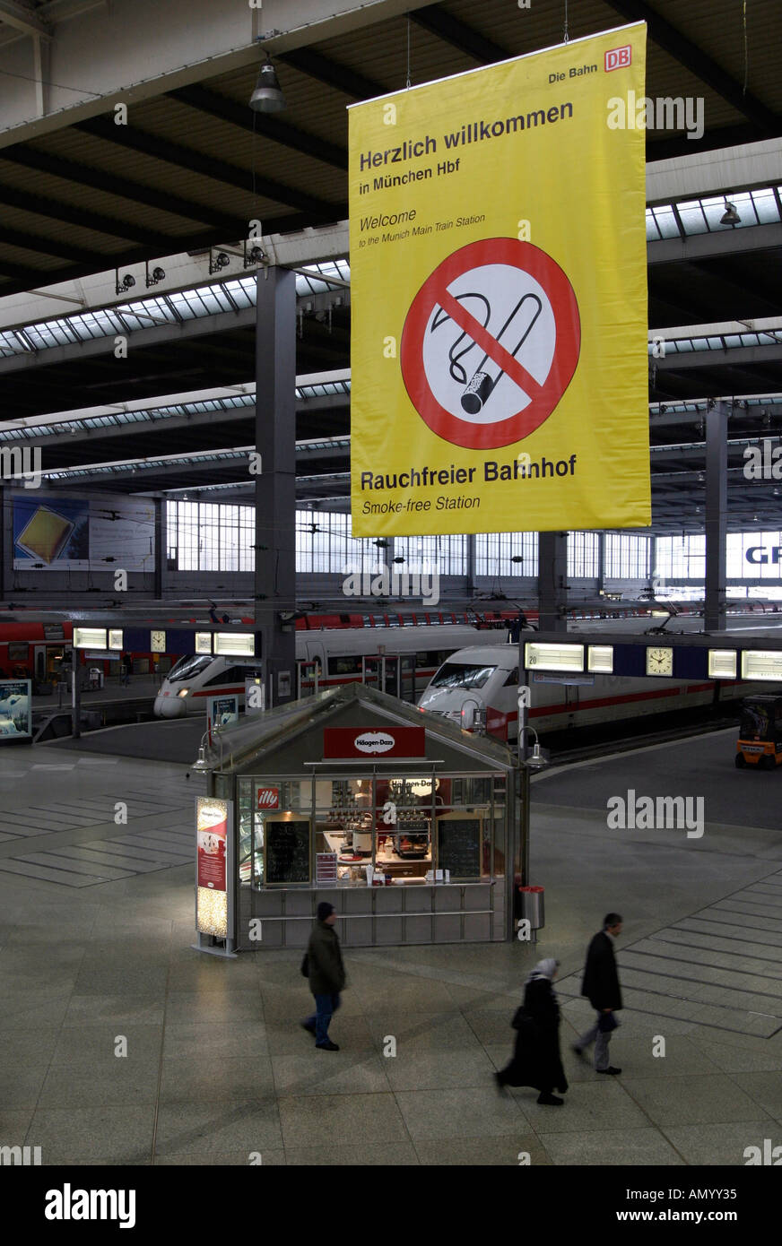 Monaco di Baviera DEU 21 02 2005 una fattura con una non fumatori segno si blocca nella stazione centrale di Monaco dove è vietato fumare Foto Stock