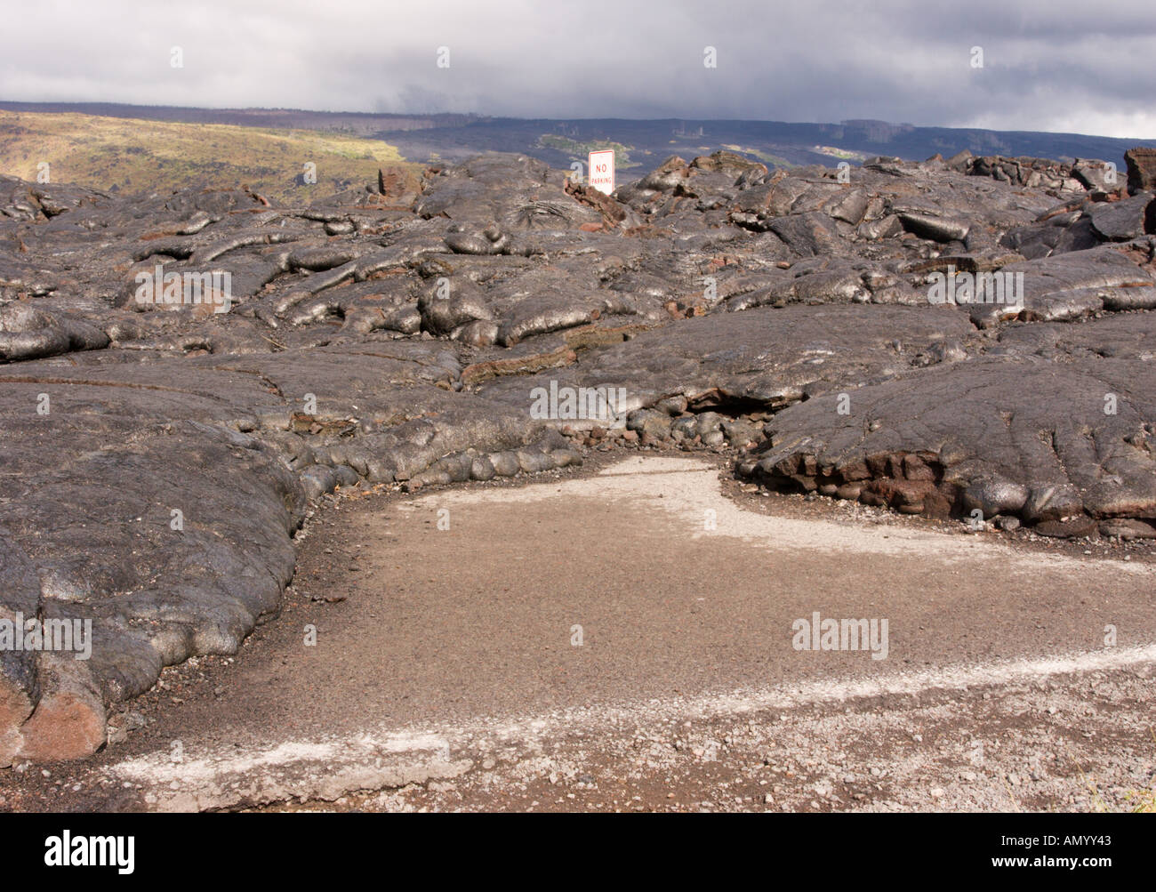 Il flusso di lava dal vulcano Kilauea solidificato intorno a nessun traffico permanente segno sulla vecchia east coast road della Big Island delle Hawaii Foto Stock