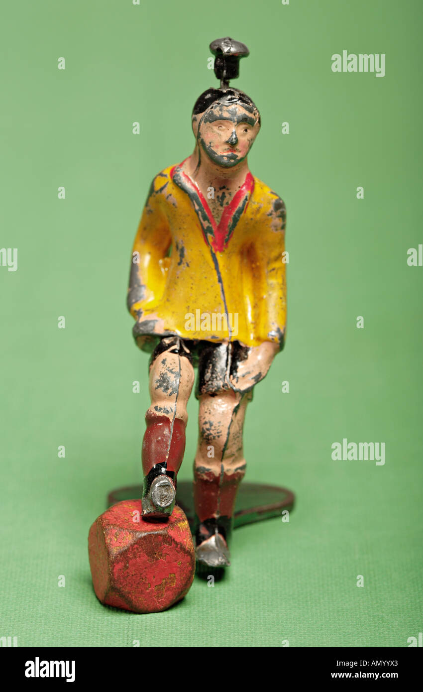 Singolo giocatore di calcio con sfera - antica figurina Foto Stock