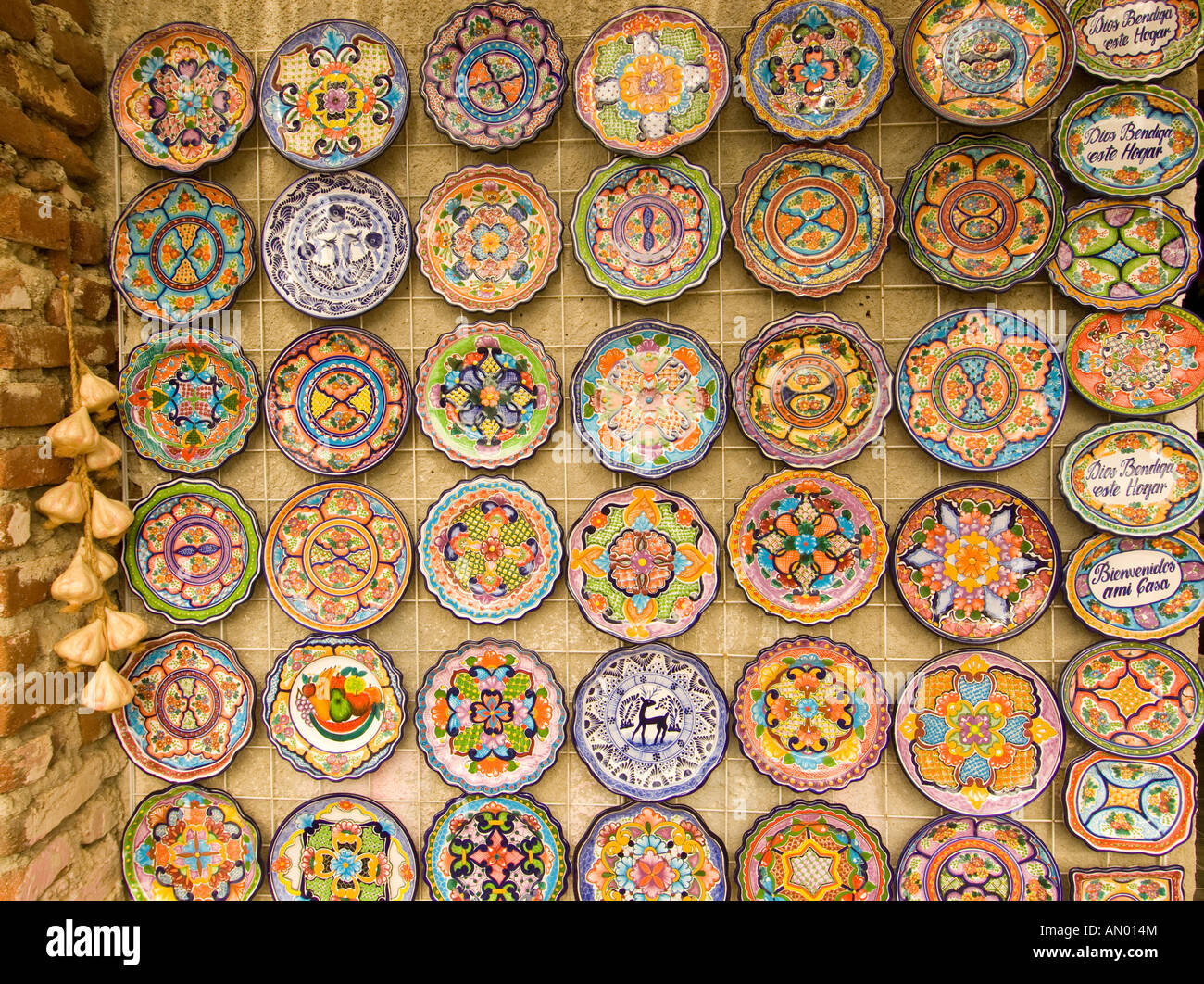 Messico Baja California Todos Santos Art Shop visualizzazione di piastre in ceramica lungo una strada principale Foto Stock