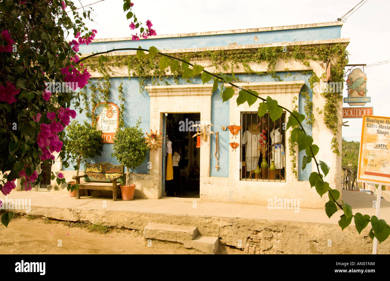 Messico Baja California Todos Santos boutique colorate lungo una strada principale della città Foto Stock