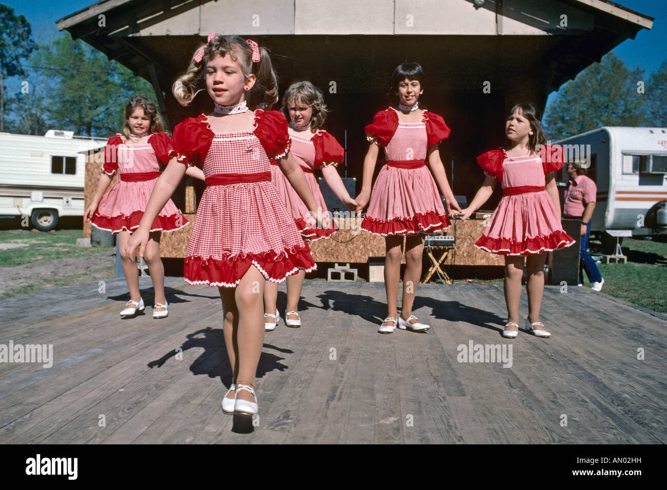 Le ragazze di eseguire square ballerini durante un festival in Florida USA Foto Stock