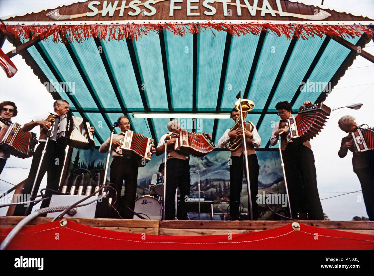 Il gruppo di polka effettuando in corrispondenza di una Svizzera heritage festival di Holmes County Ohio USA Foto Stock