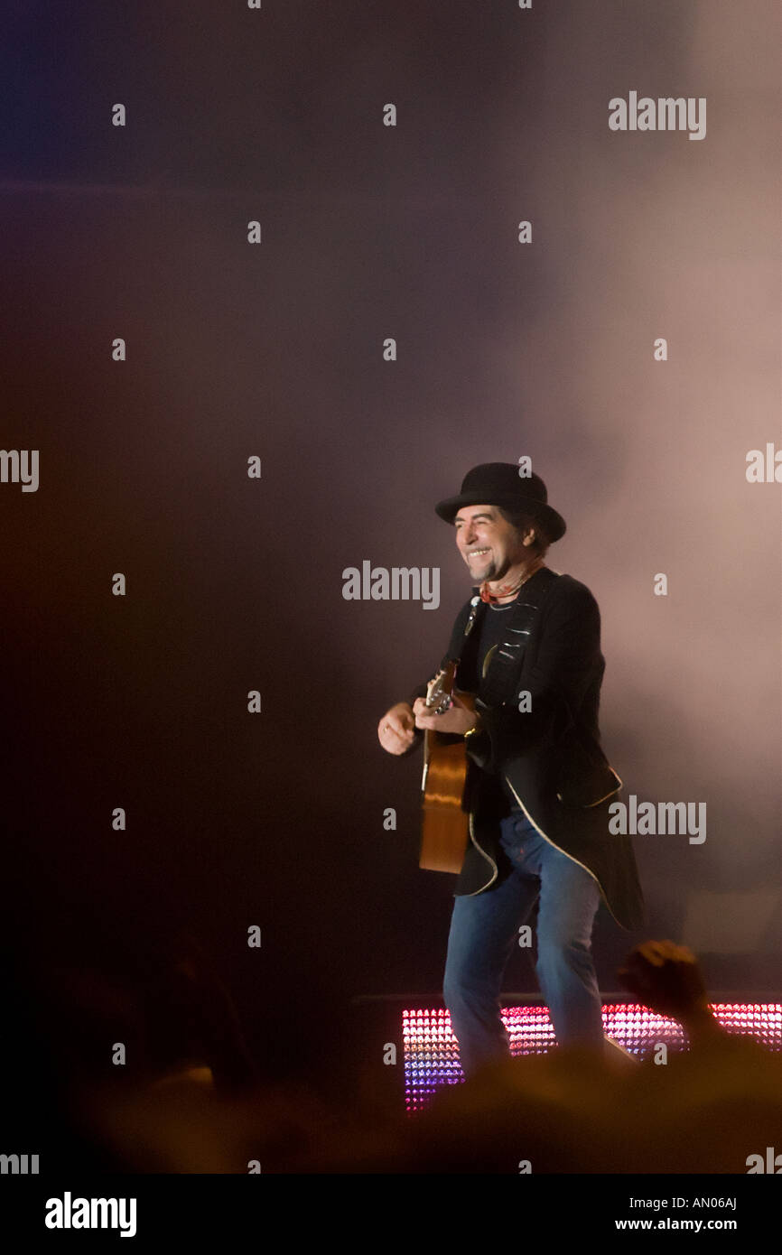 Il veterano spagnolo cantante Joaquin Sabina in un concerto in Boca Juniors stadium, Buenos Aires, Argentina Foto Stock