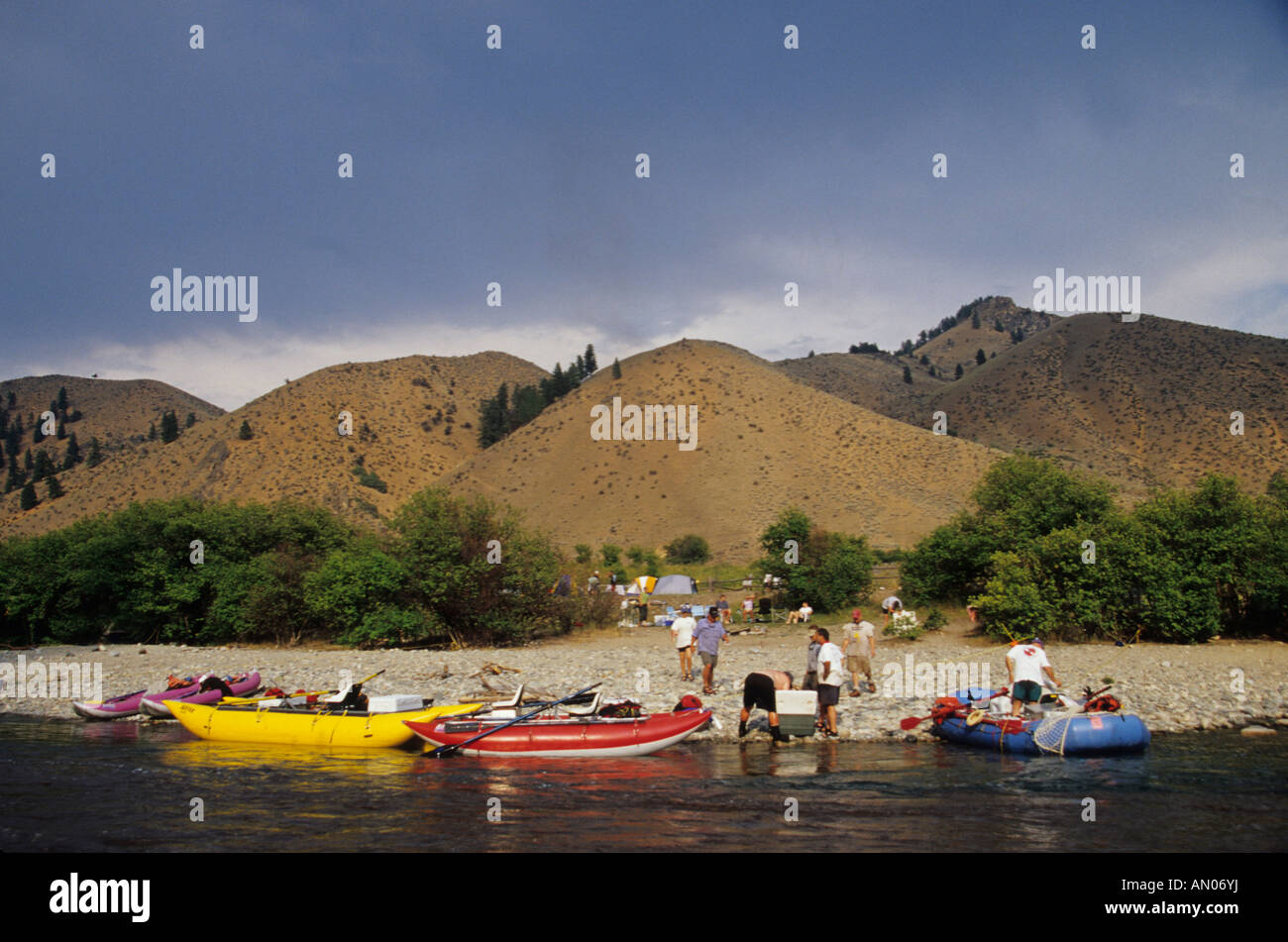 Whitewater zattera a Otter Bar campeggio, Medio Forcella del fiume di salmoni, Idaho, Stati Uniti Foto Stock
