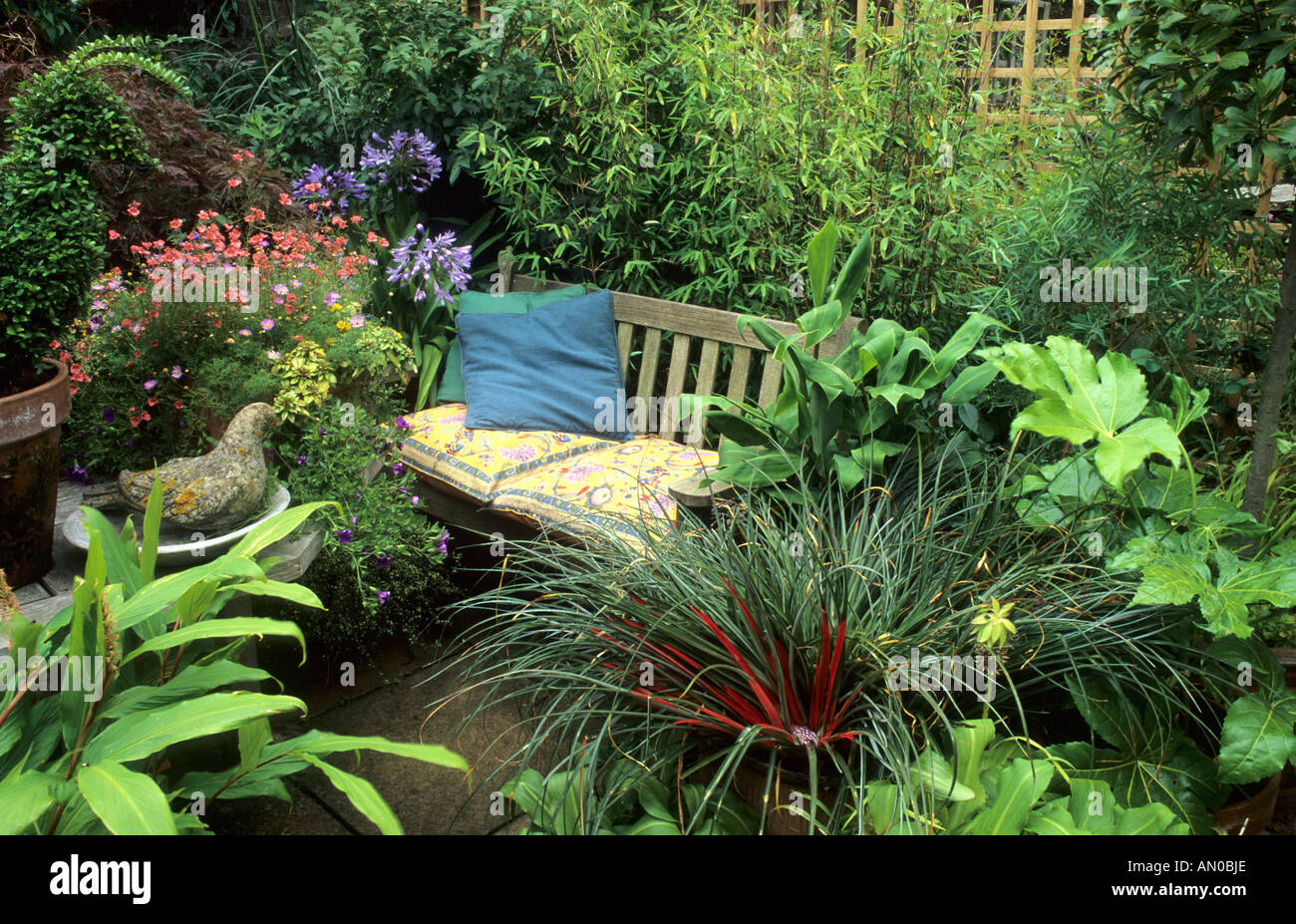 Giardino con patio cuscinetti di banco Foto Stock