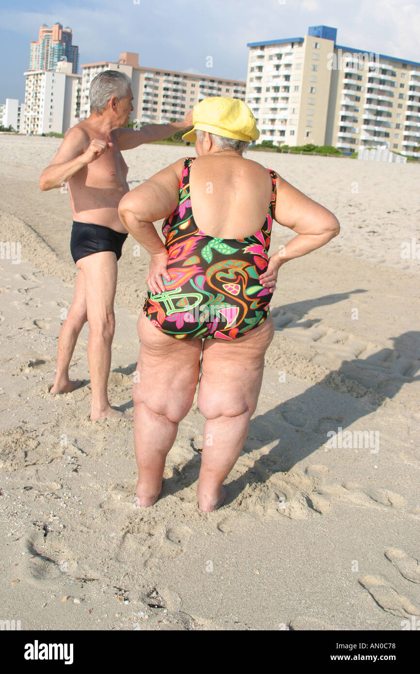 Miami Beach Florida, Eastern European Ebraic Immigrant Sunbasher, Sunbathing, Sand, surf, sole, obesità obese sovrappeso grasso pesante plump rotund stout, visitatore Foto Stock