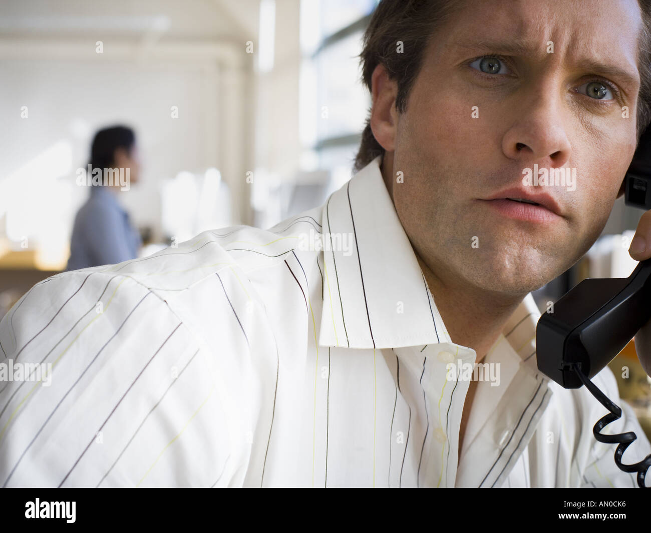 Ritratto di una metà uomo adulto parlando al telefono Foto Stock